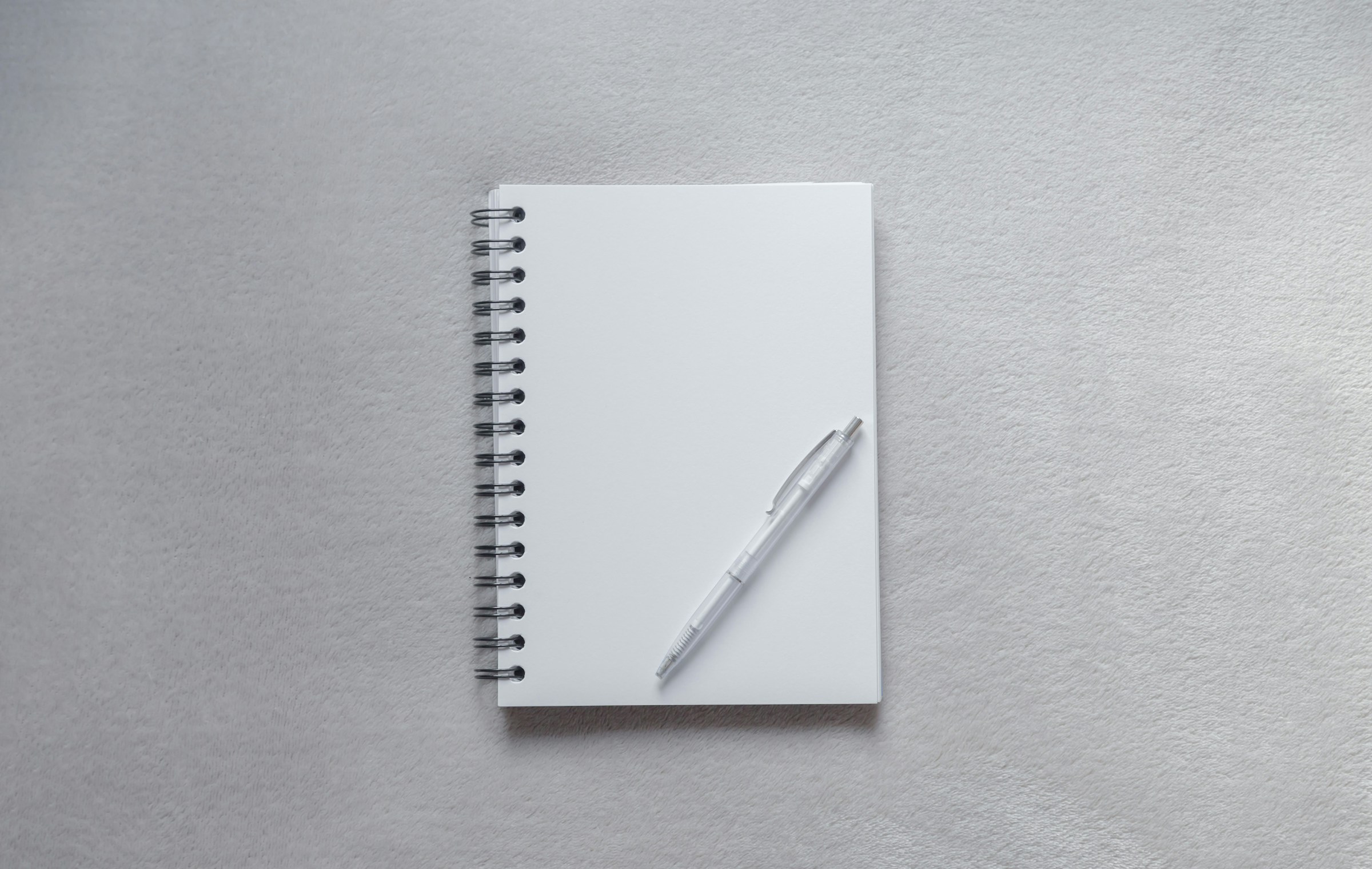Un cahier posé sur une table | Source : Unsplash