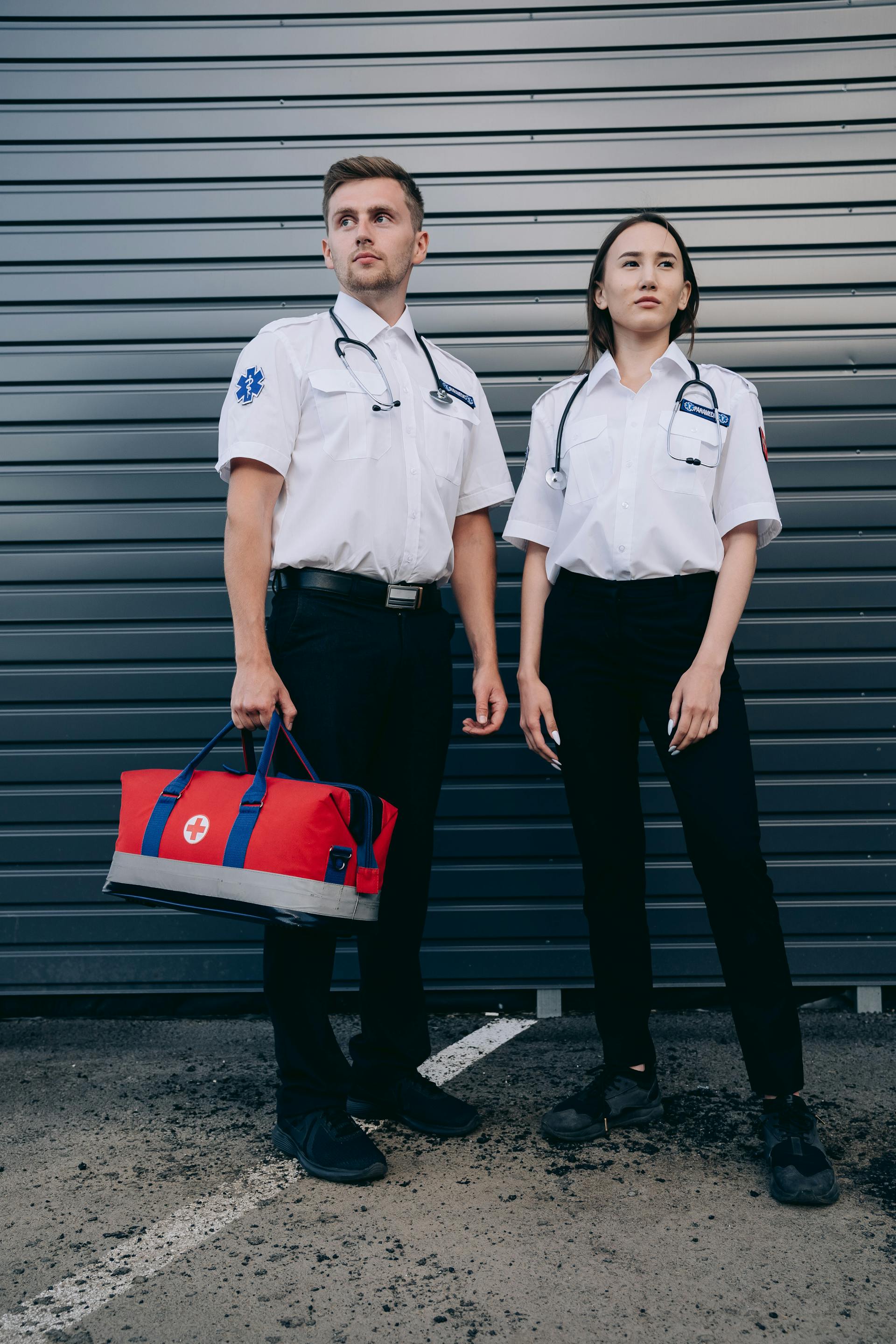 Deux ambulanciers debout | Source : Pexels