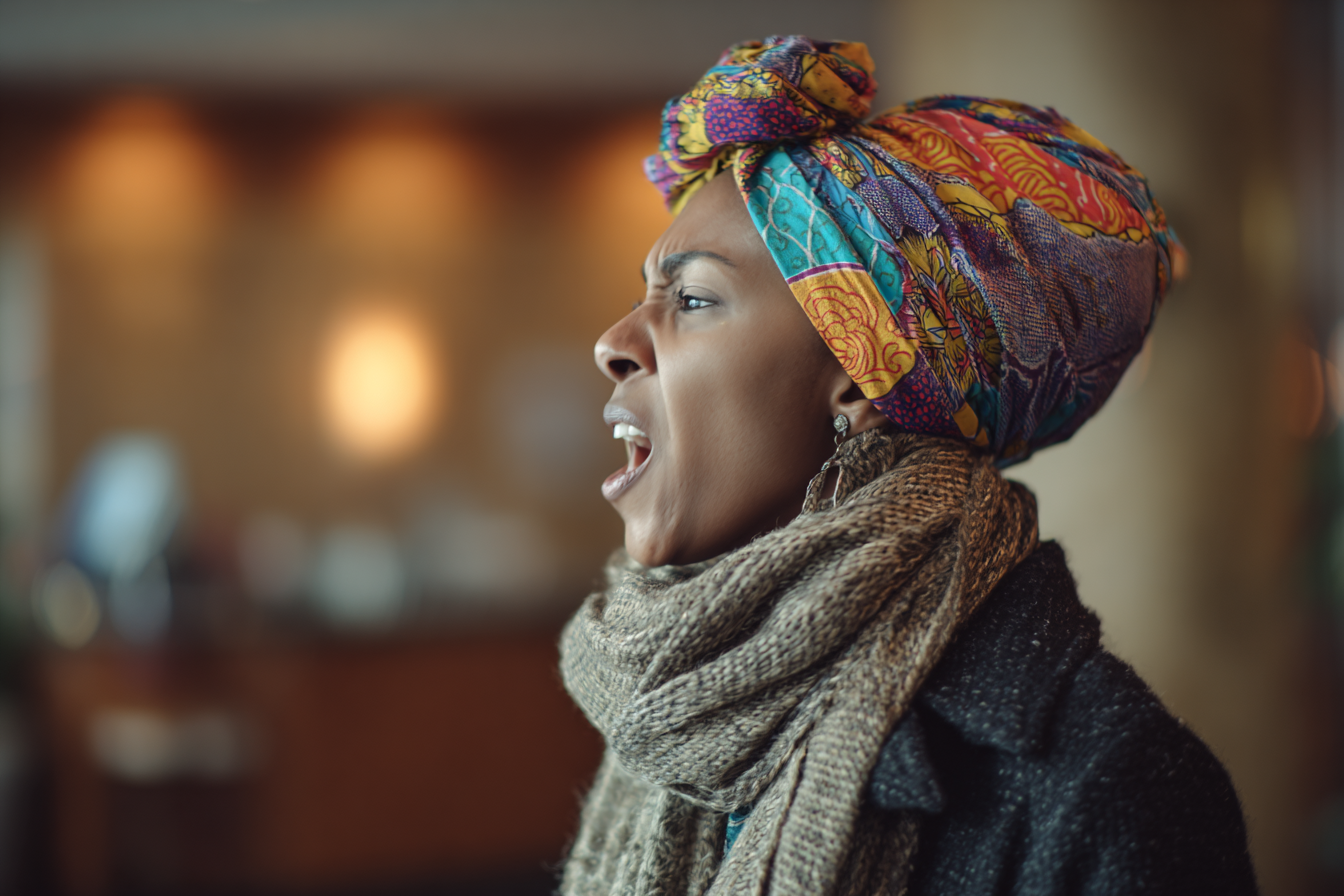 Vue latérale d'une femme en colère | Source : Midjourney