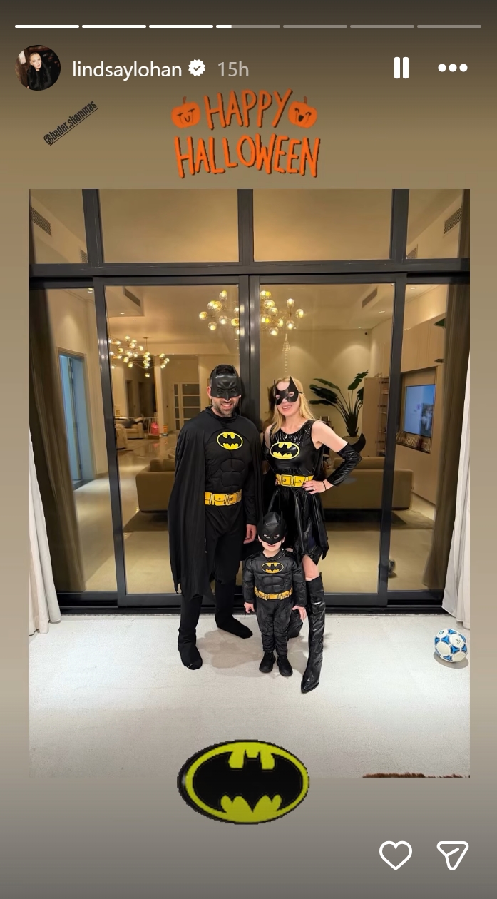 Dans une publication sur les réseaux sociaux datée du 31 octobre 2025, Lohan et sa famille se sont déguisés en super-héros de Gotham pour Halloween. Formant le trio Batman ultime, Lohan portait une robe Batgirl noire avec des gants assortis et une ceinture utilitaire, tandis que son mari avait opté pour le look complet du justicier masqué, avec une plaque thoracique moulée et un masque. Leur jeune fils s'est joint à eux en mini Batman, vêtu d'un costume rembourré et d'un masque, pour un moment familial héroïque à la fois adorable et thématique. | Source : Instagram/lindsaylohan