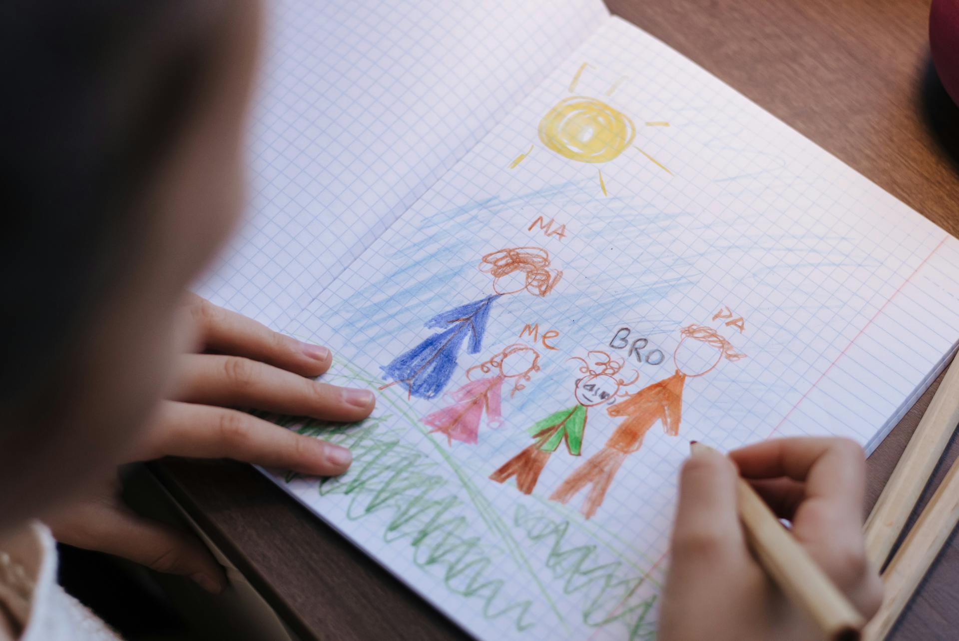 Le dessin d'une fille représentant sa famille | Source : Pexels