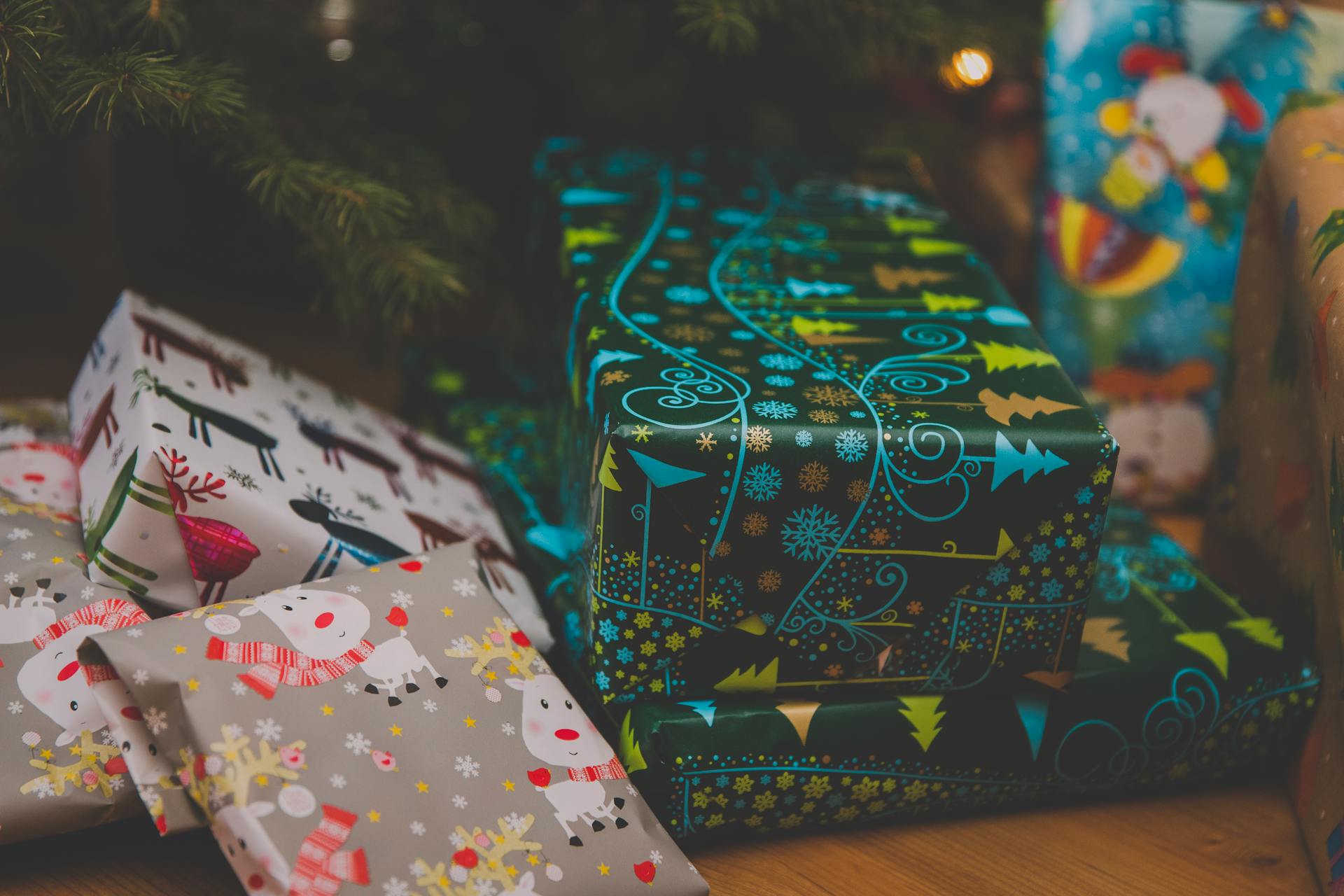 Cadeaux rangés sous un sapin de Noël | Source : Pexels