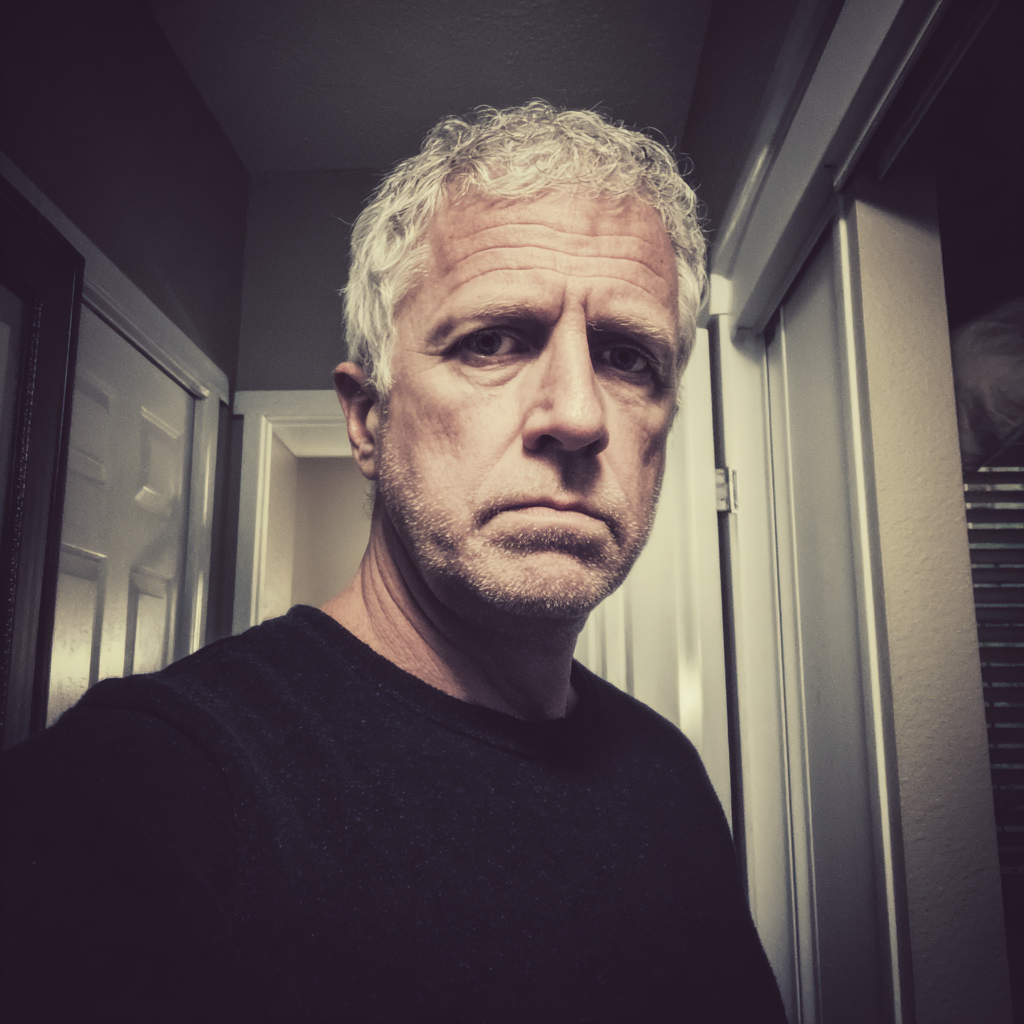 Un homme âgé qui fronce les sourcils, debout dans un couloir | Source : Midjourney