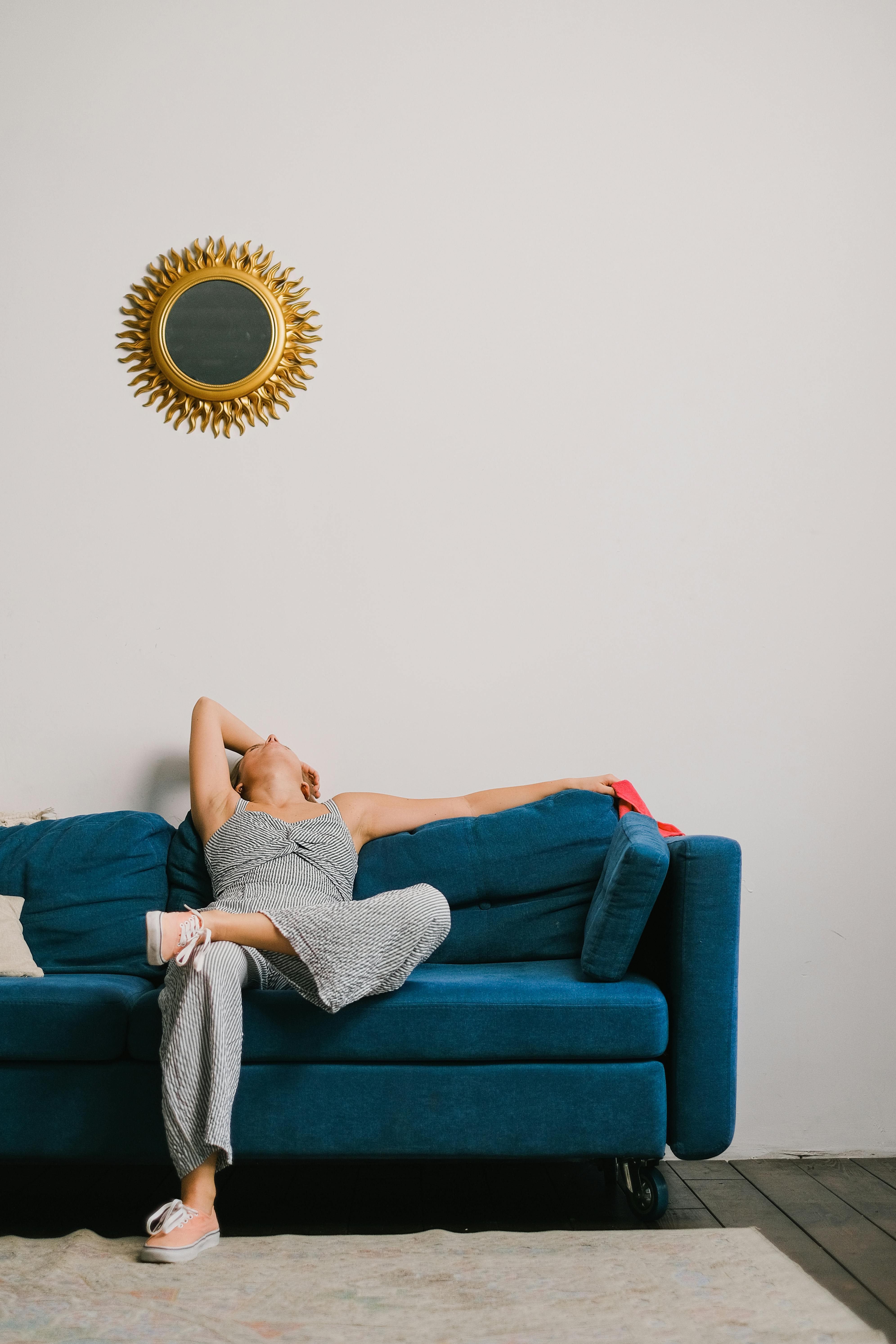 Femme épuisée sur le canapé | Source : Pexels