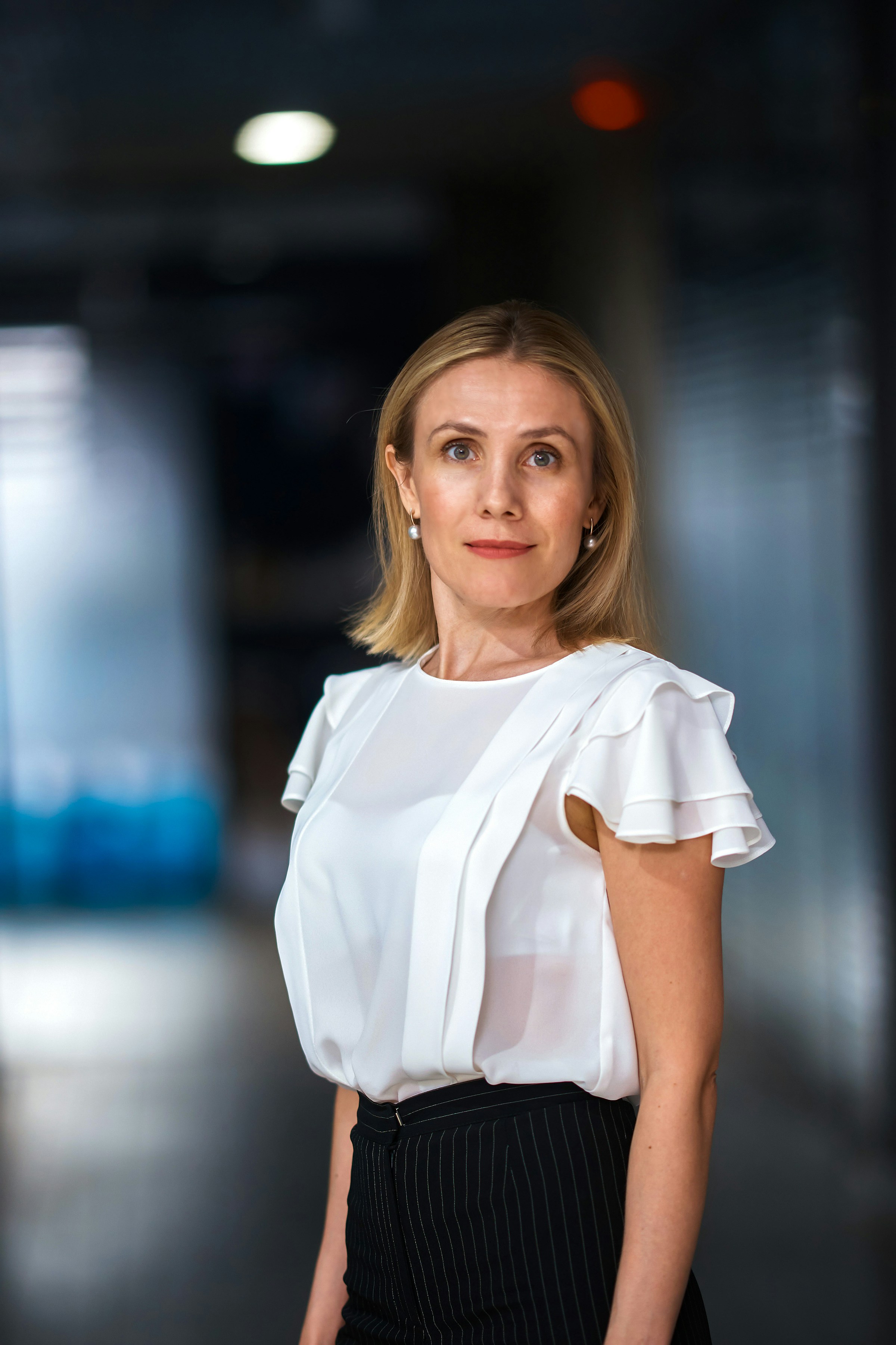 Une femme d'affaires souriant à l'appareil photo | Source : Unsplash