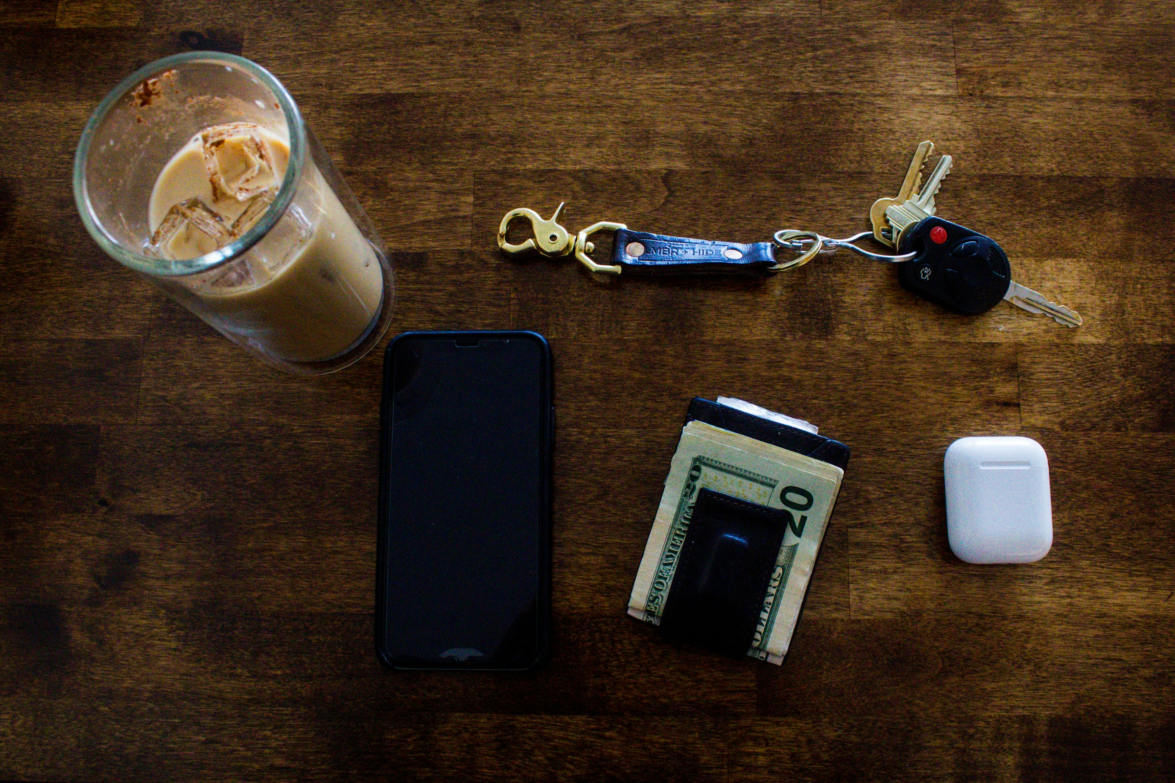 Des clés de voiture et d'autres affaires éparpillées sur une table | Source : Unsplash
