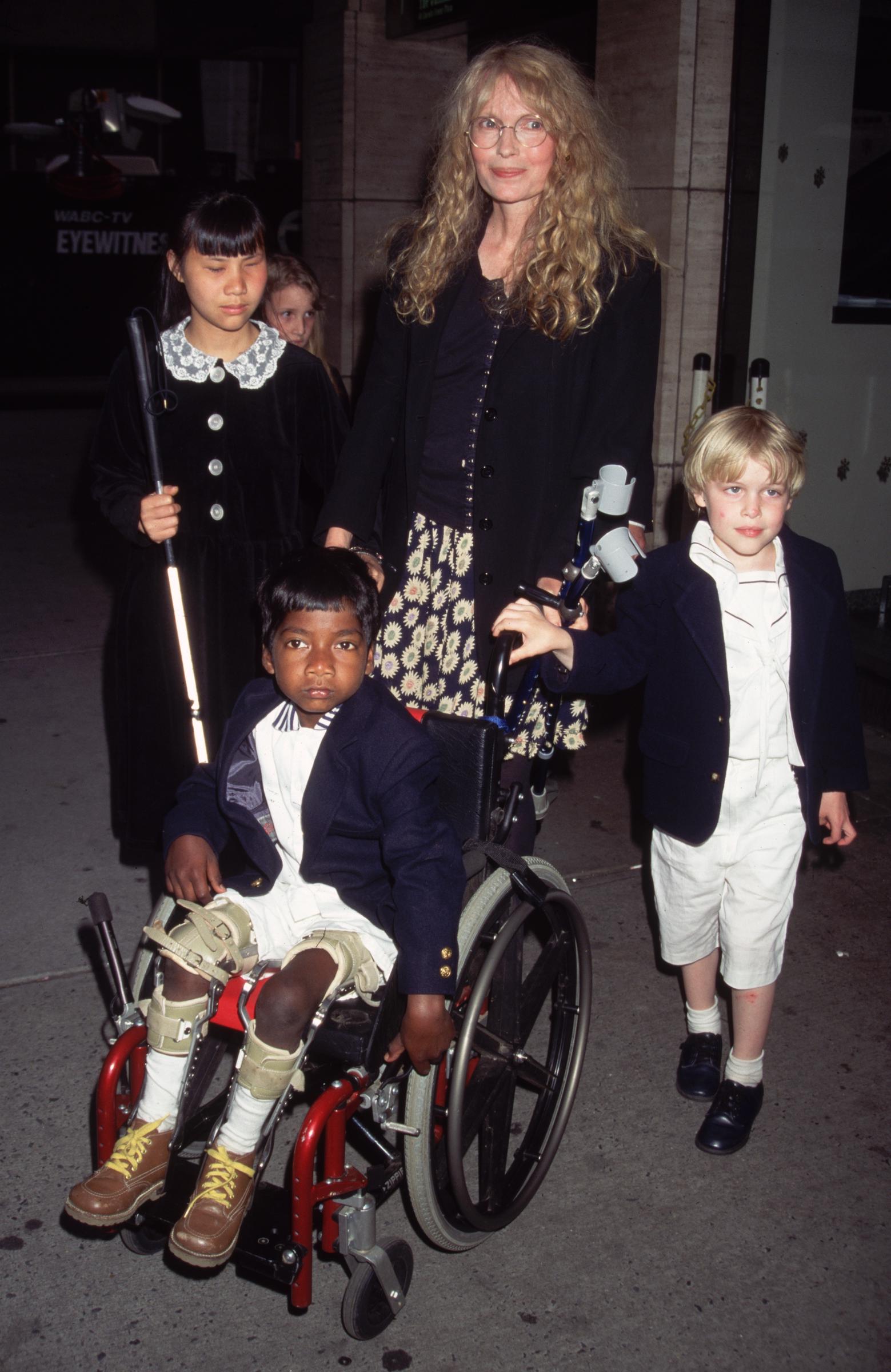 Mia Farrow et ses enfants, dont Tam, le 30 mai 1999 | Source : Getty Images
