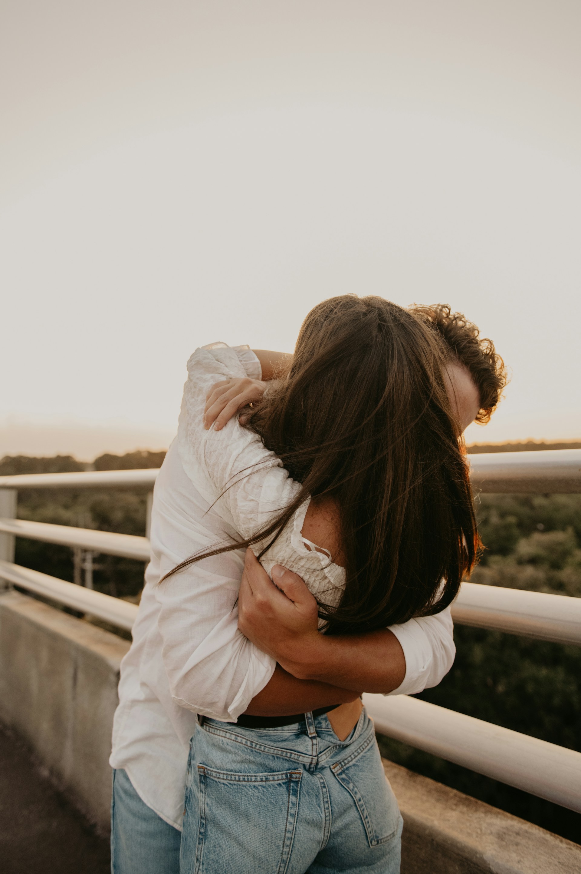 Un couple qui se prent dans les bras | Source : Unsplash