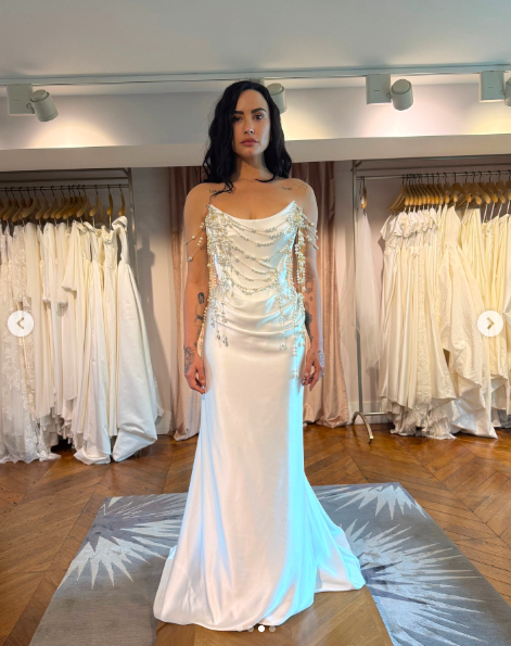 Demi Lovato pose dans une autre robe de mariée ornée de perles. | Source : Instagram/voguemagazine