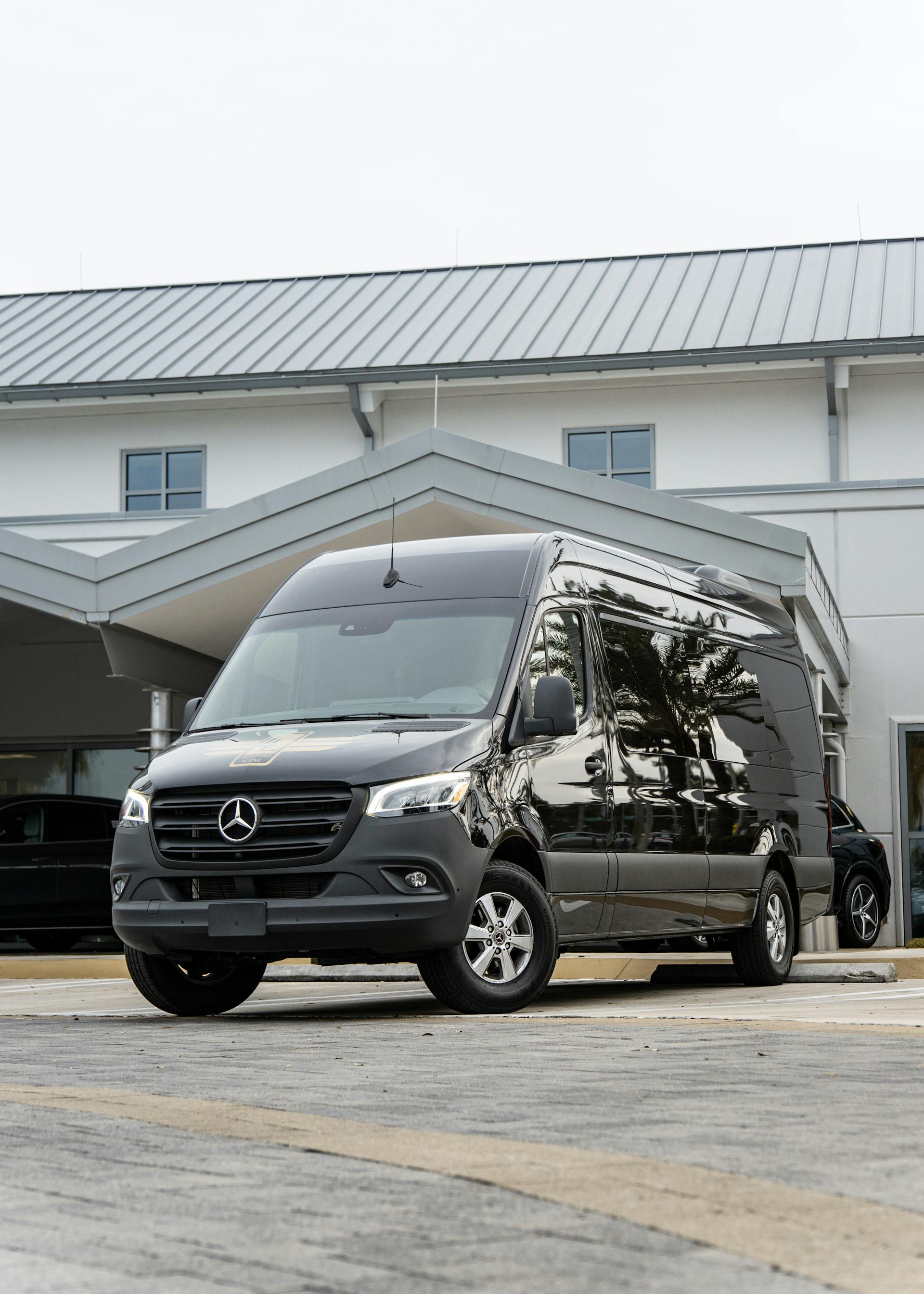 Une camionnette noire devant un bâtiment | Source : Pexels