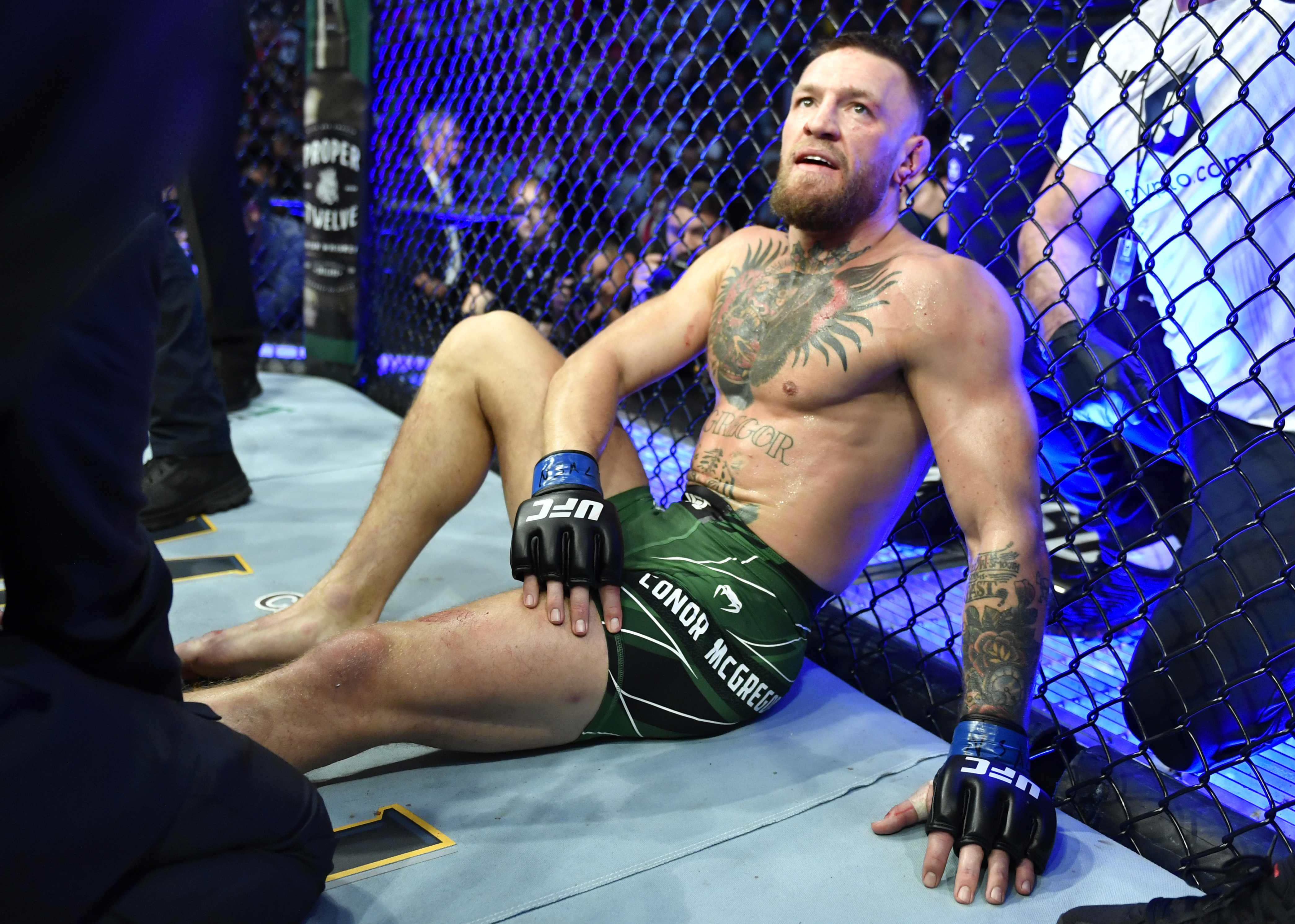 Conor McGregor, originaire d'Irlande, réagit après sa défaite par KO technique due à une blessure contre Dustin Poirier lors de l'événement UFC 264 à la T-Mobile Arena, le 10 juillet 2021 à Las Vegas, dans le Nevada. | Source : Getty Images