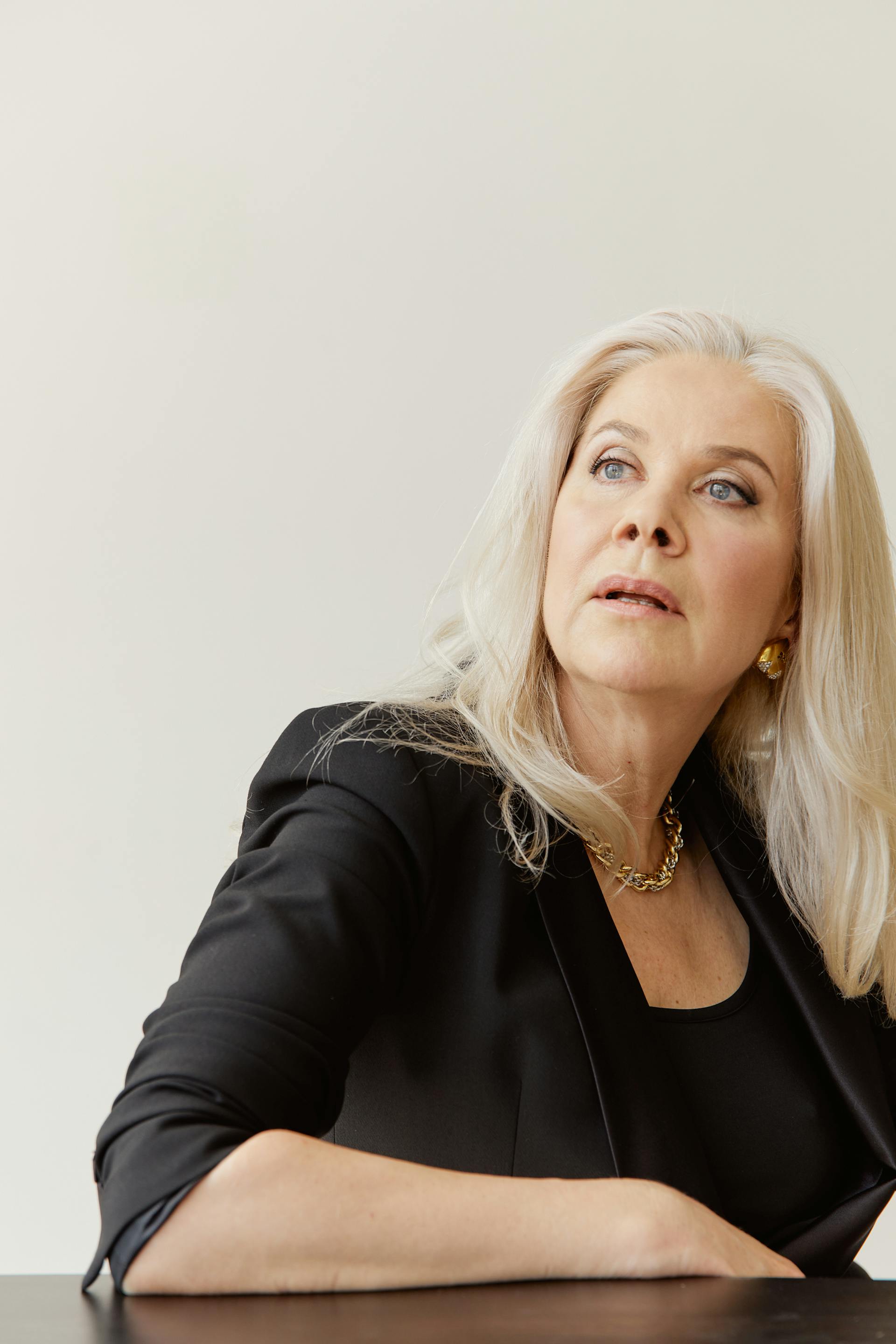 Une femme qui fixe quelqu'un | Source : Pexels
