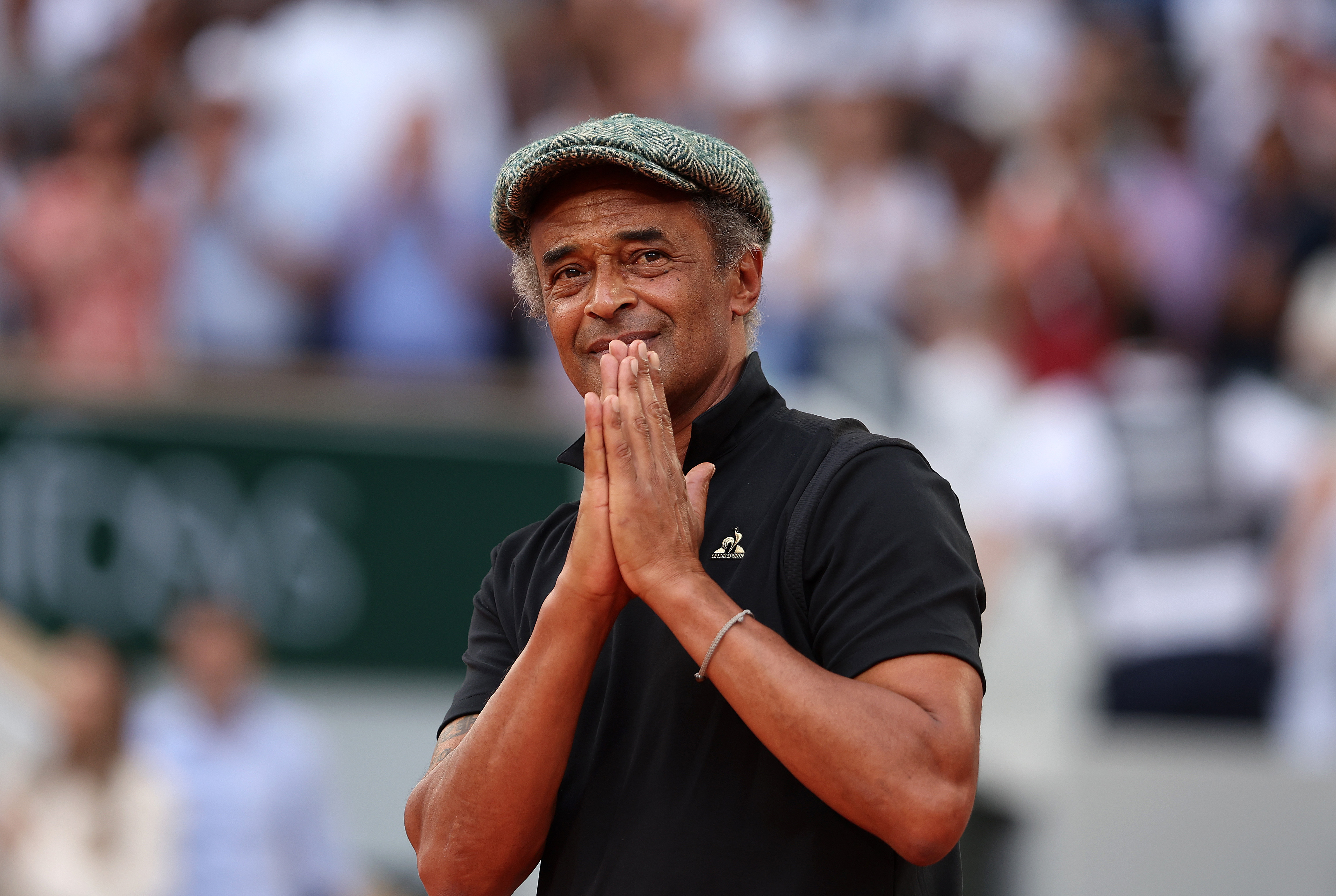Yannick Noah avant de remettre le trophée à Novak Djokovic (Serbie) qui a battu Casper Ruud (Norvège) lors de la finale du simple messieurs, le quinzième jour du tournoi de Roland-Garros, le 11 juin 2023 à Paris, en France I Source : Getty Images