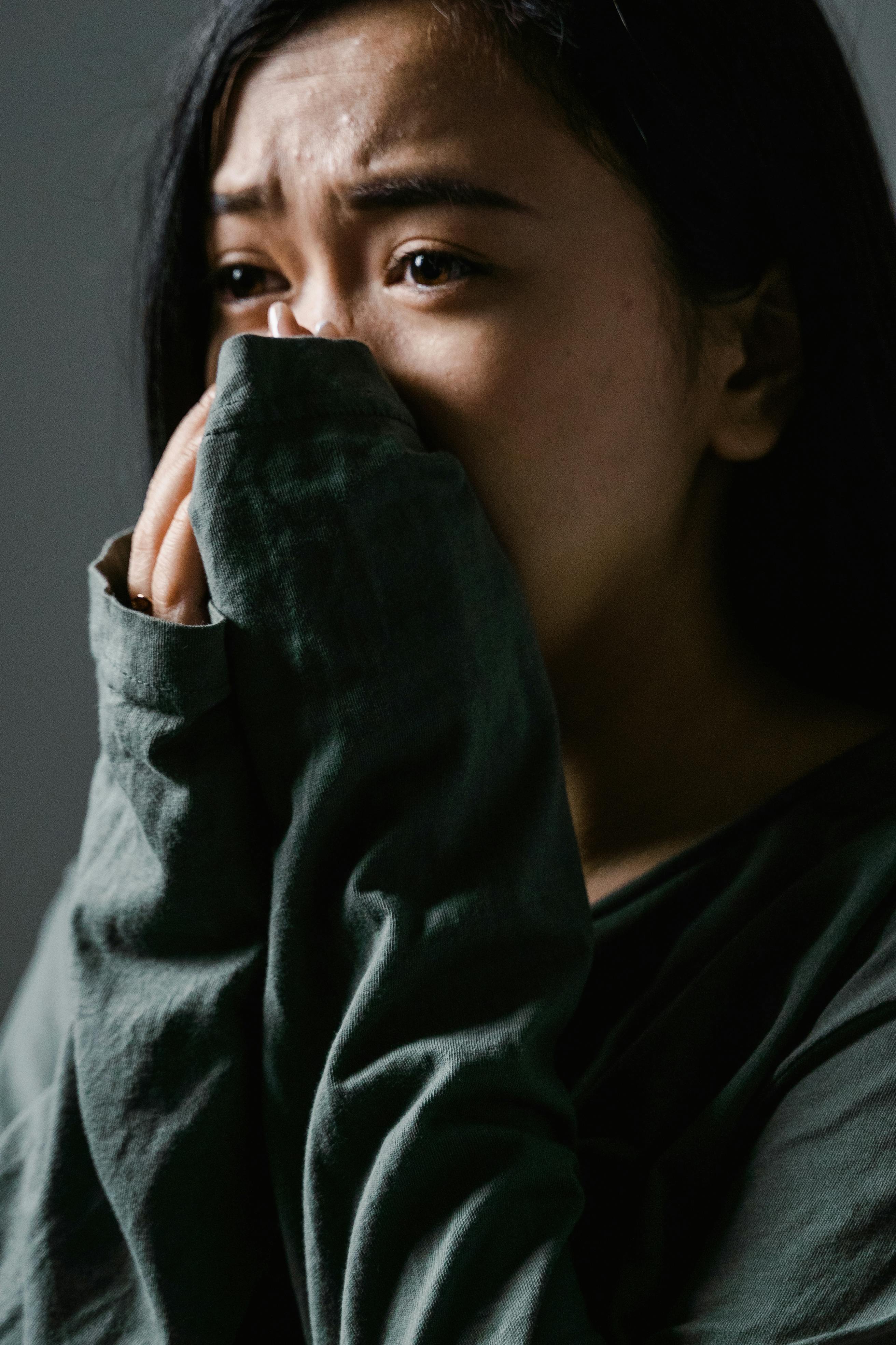 Une femme se couvrant la bouche avec ses mains | Source : Pexels