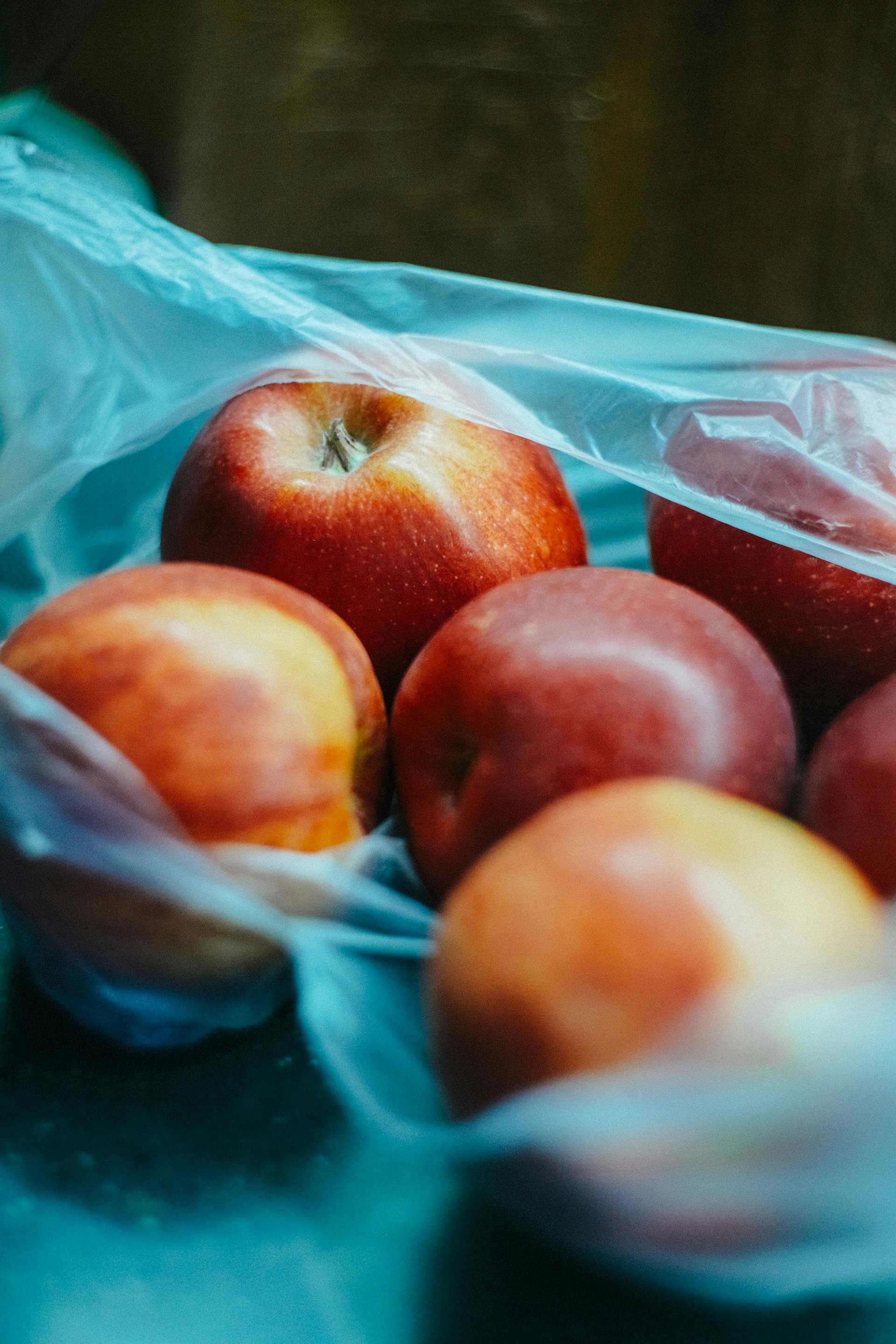 Des pommes dans un sac en plastique | Source : Pexels