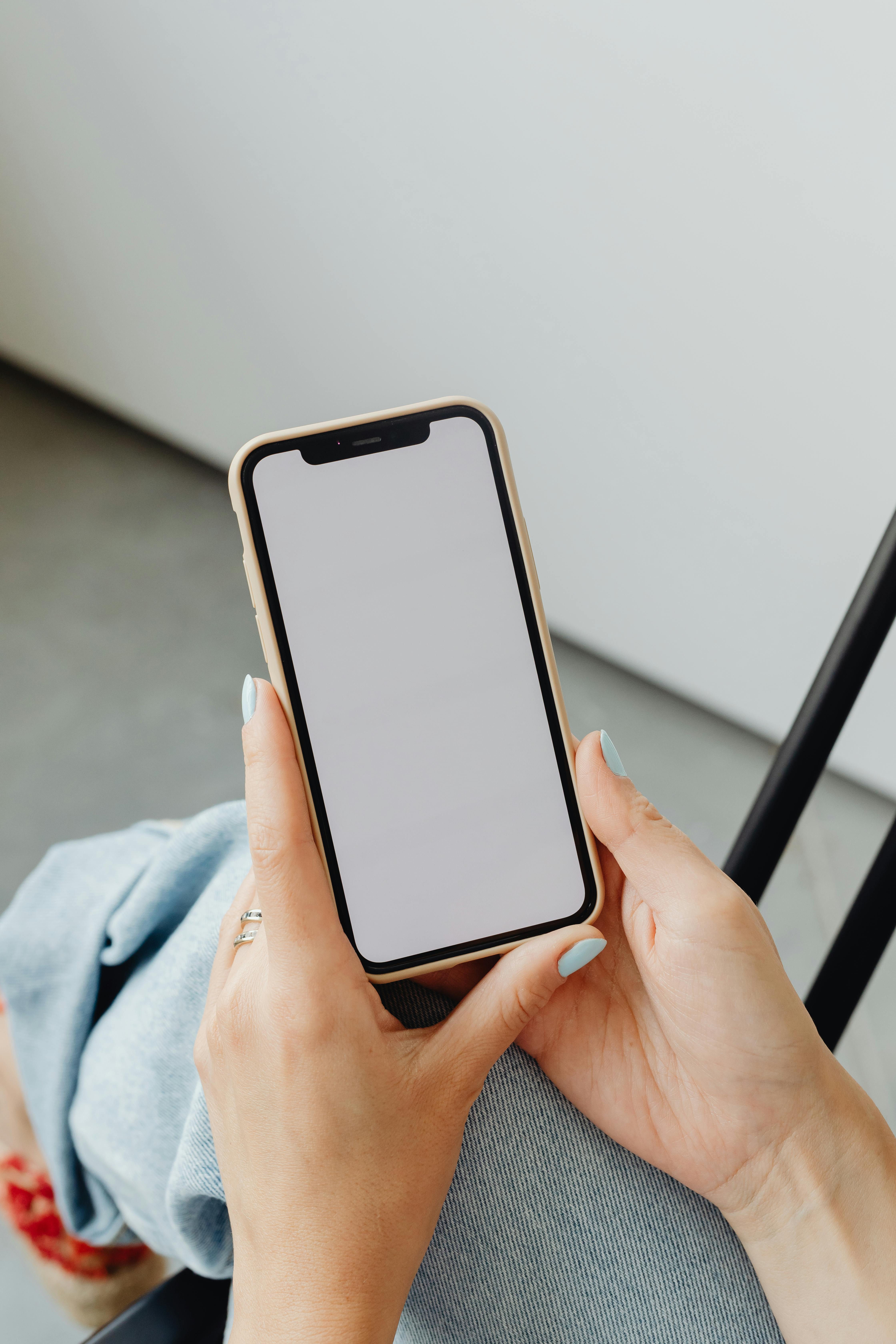 Une femme tenant un téléphone portable | Source : Pexels