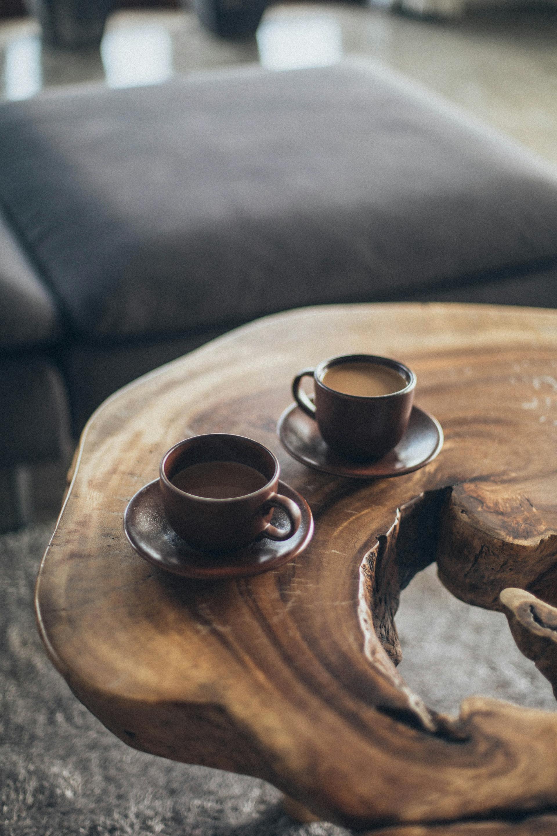 Deux tasses de café sur une table | Source : Pexels