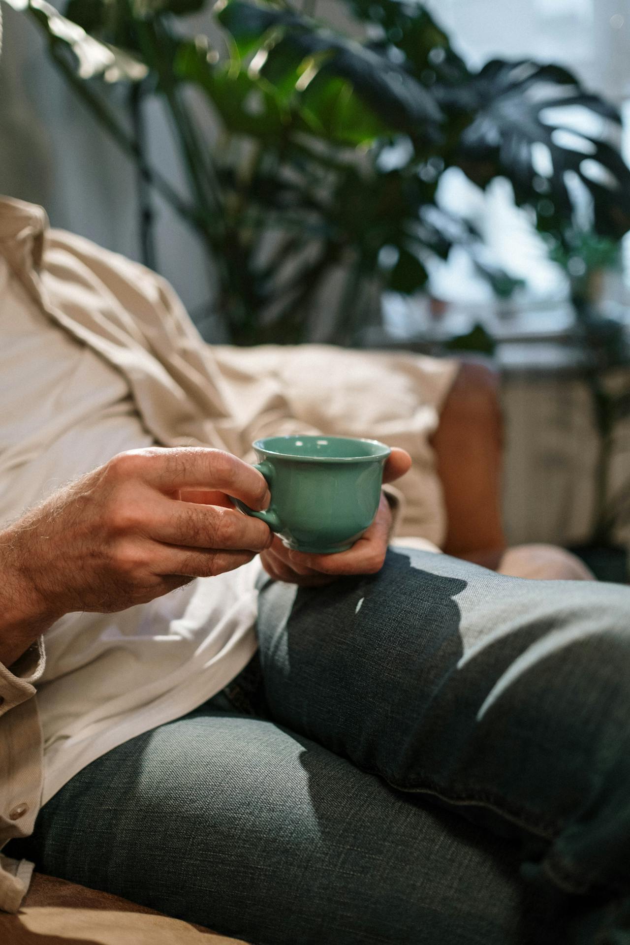 Un homme tenant une tasse en céramique | Source : Pexels