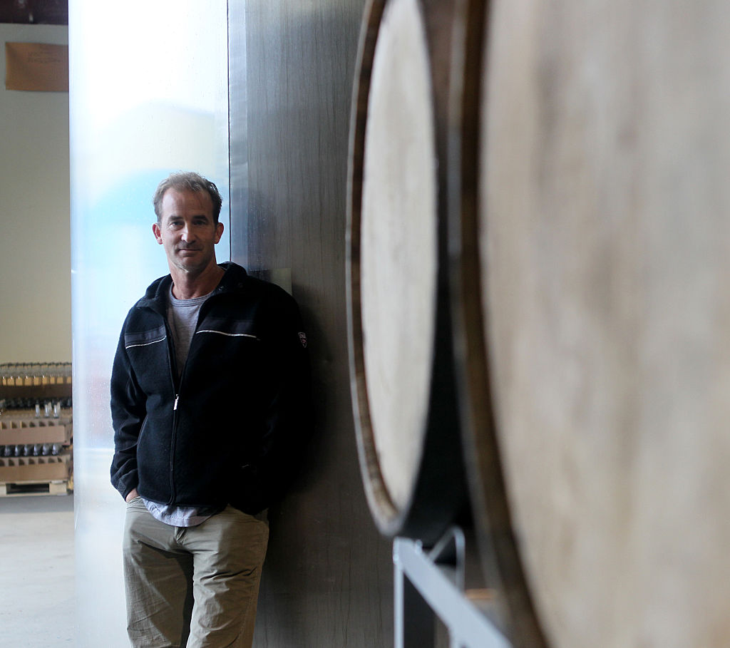 Andrew Cabot à côté d'un fermenteur de 7 500 litres à Ipswich, dans le Massachusetts, le 1er octobre 2014 | Source : Getty Images