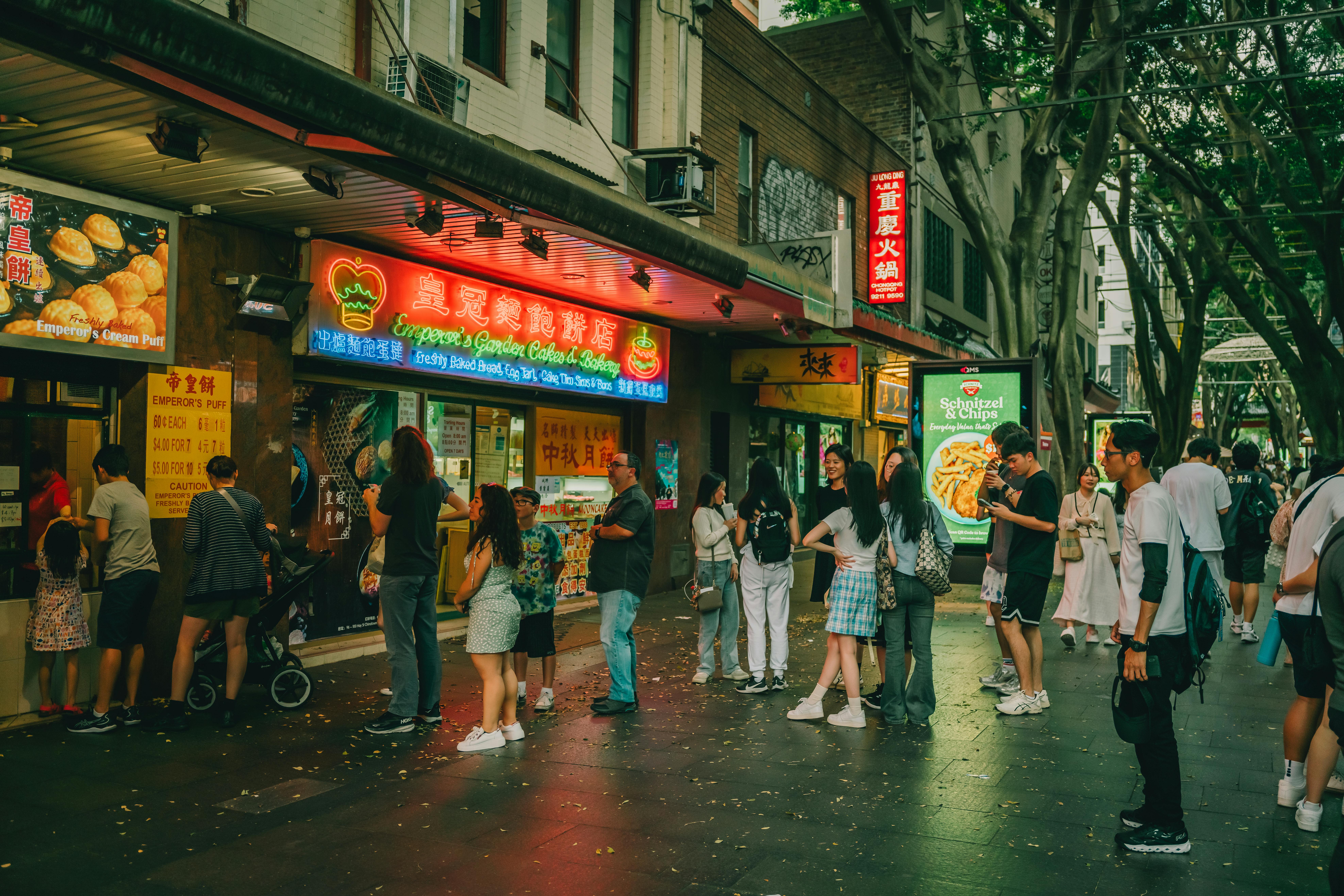 Des personnes qui font la queue devant un restaurant | Source : Pexels