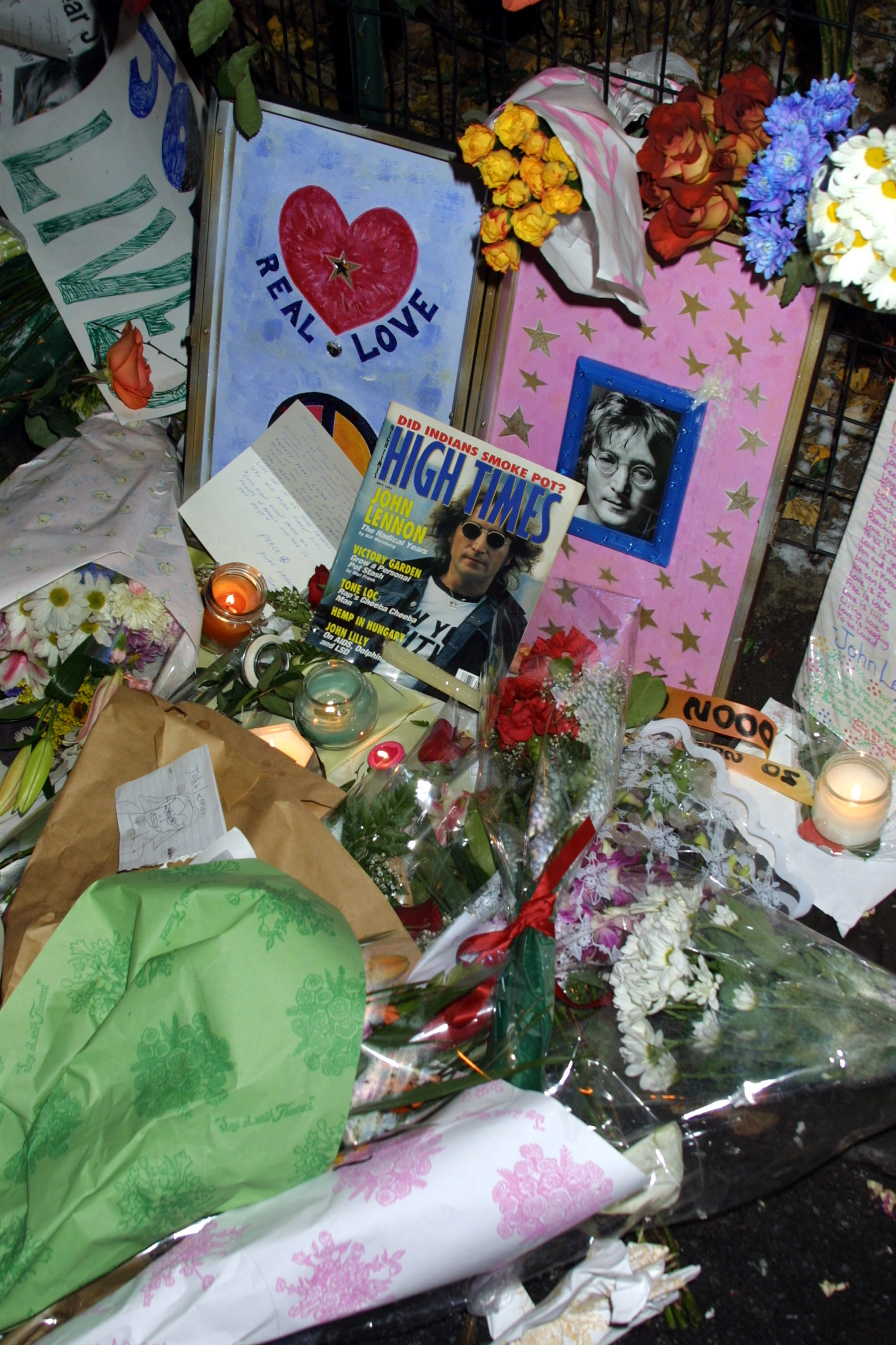 Un site commémoratif dédié à John Lennon, en hommage au 20e anniversaire de son assassinat, le 8 décembre 2000, à New York. | Source : Getty Images