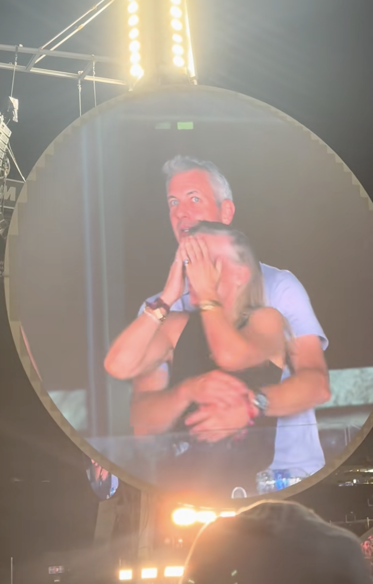 Kristin Cabot qui se cache le visage avec à ses côtés Andy Byron | Source : TikTok/@instaagraace