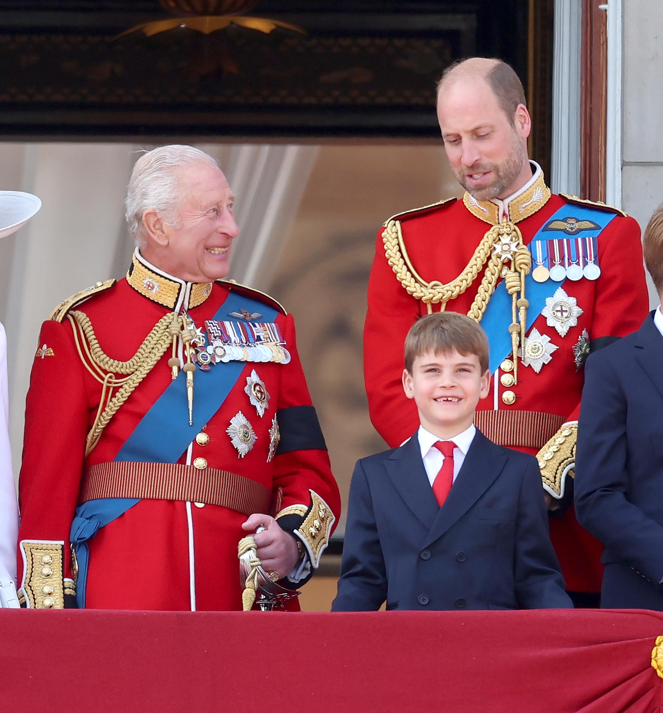 Le roi Charles III et le prince William échangent des mots tandis que le prince Louis sourit à la foule. | Source : Getty Images