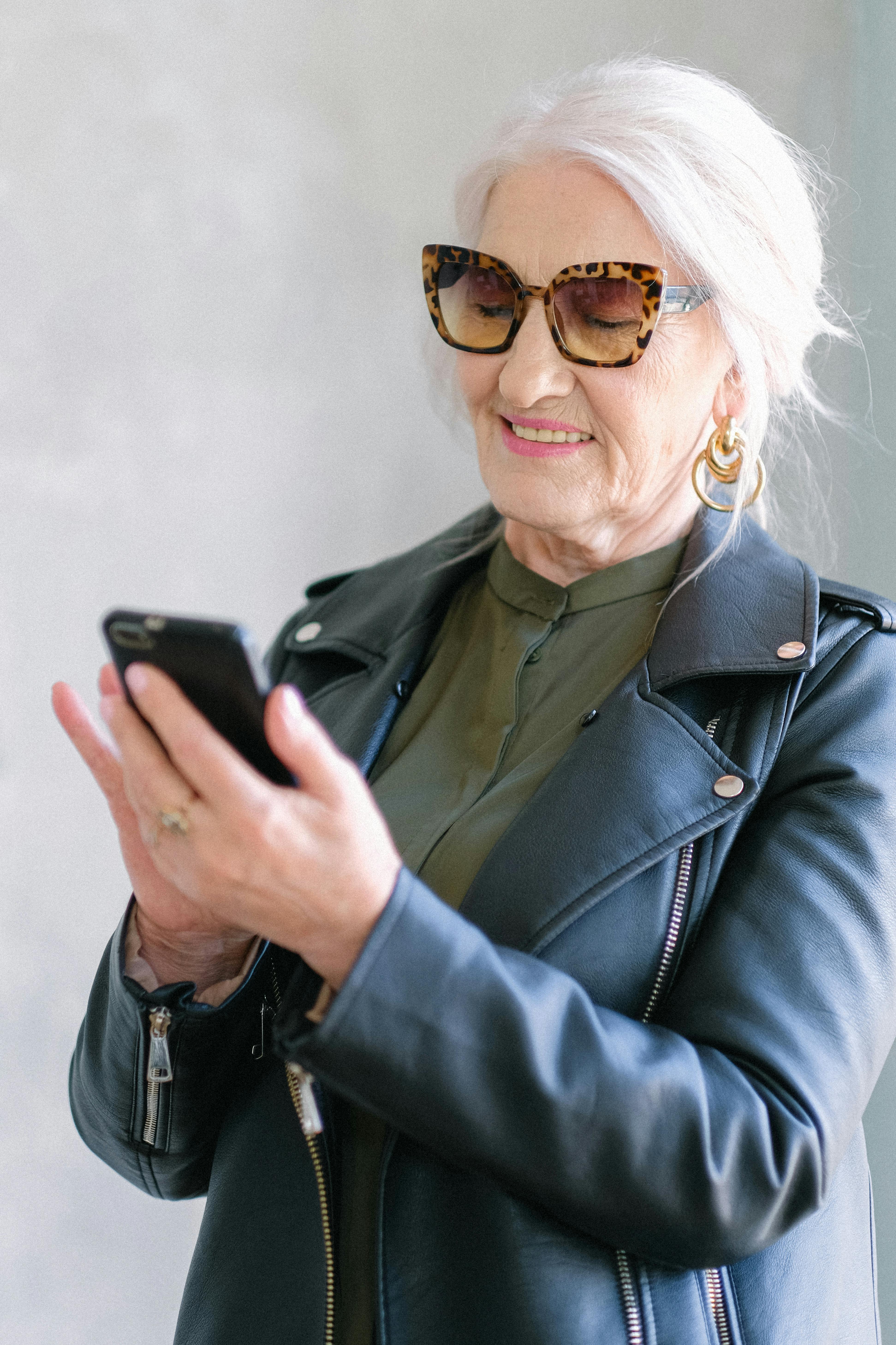 Une femme âgée satisfaite raccroche le téléphone | Source : Pexels