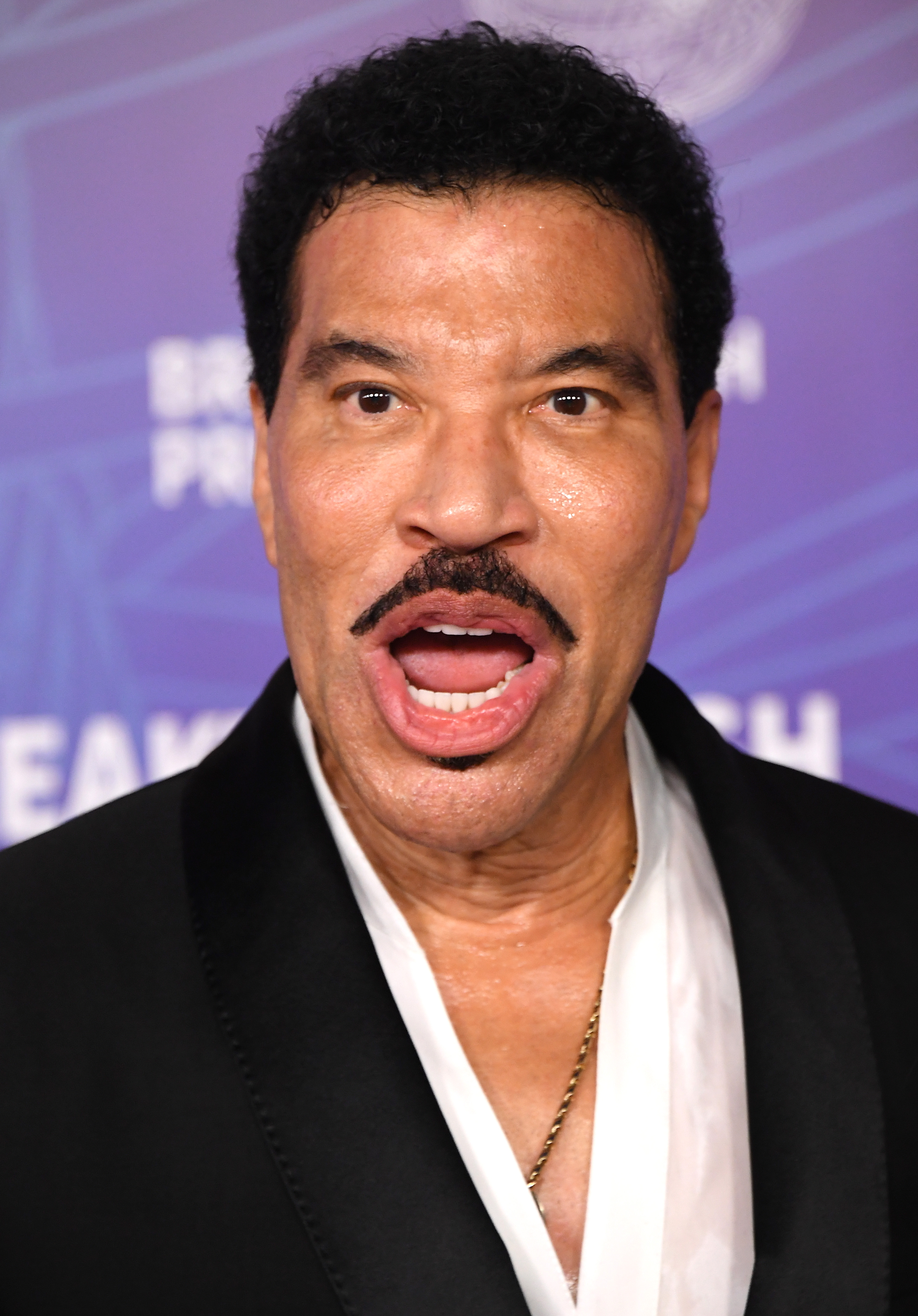 Quelques mois avant que son concert à Saint-Louis ne se termine avec Richie restant assis pendant une partie de son dernier morceau, le chanteur continuait d'être actif sur scène et lors d'événements publics. Cette photo prise en avril 2026 lors de la cérémonie du Breakthrough Prize le montre cette même année où il a connu deux incidents de santé distincts lors de concerts. | Source : Getty Images