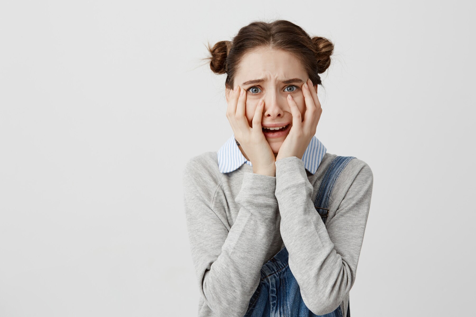 Une fille qui pleure | Source : Freepik