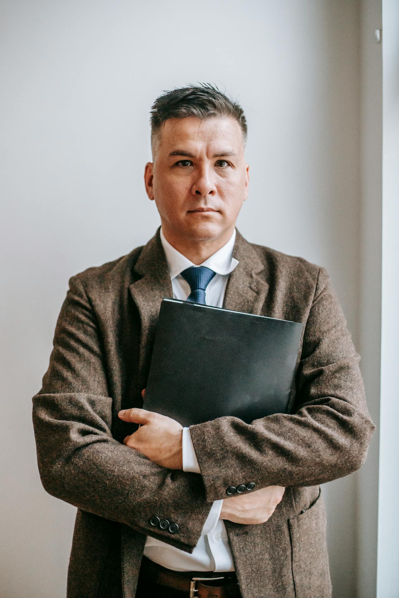 Un homme tenant un dossier | Source : Pexels