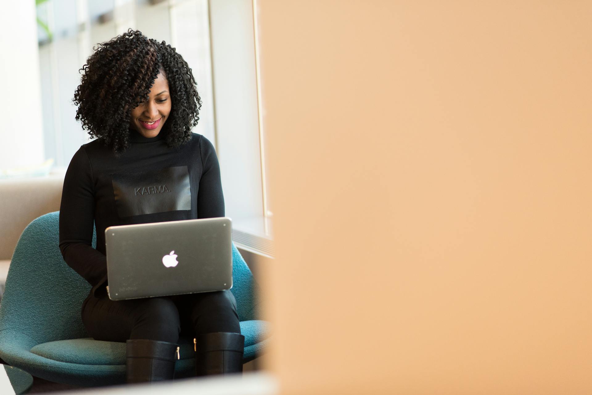 Une femme utilisant son ordinateur portable | Source : Pexels