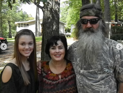 Sadie pose avec Kay et Phil Robertson, daté de mai 2025 | Source : instagram/legitsadierob