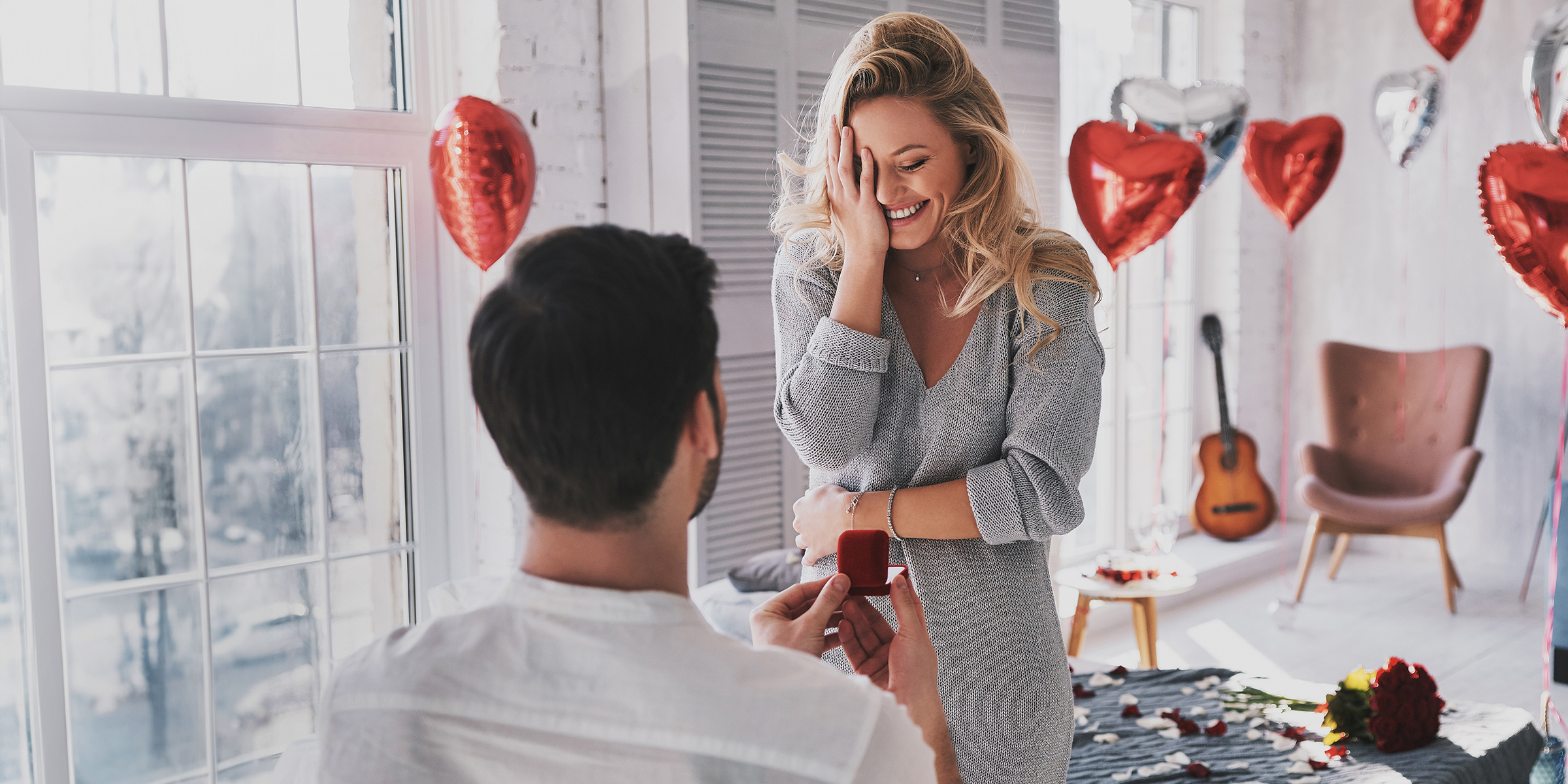 Un homme demande sa petite amie en mariage | Source : Shutterstock