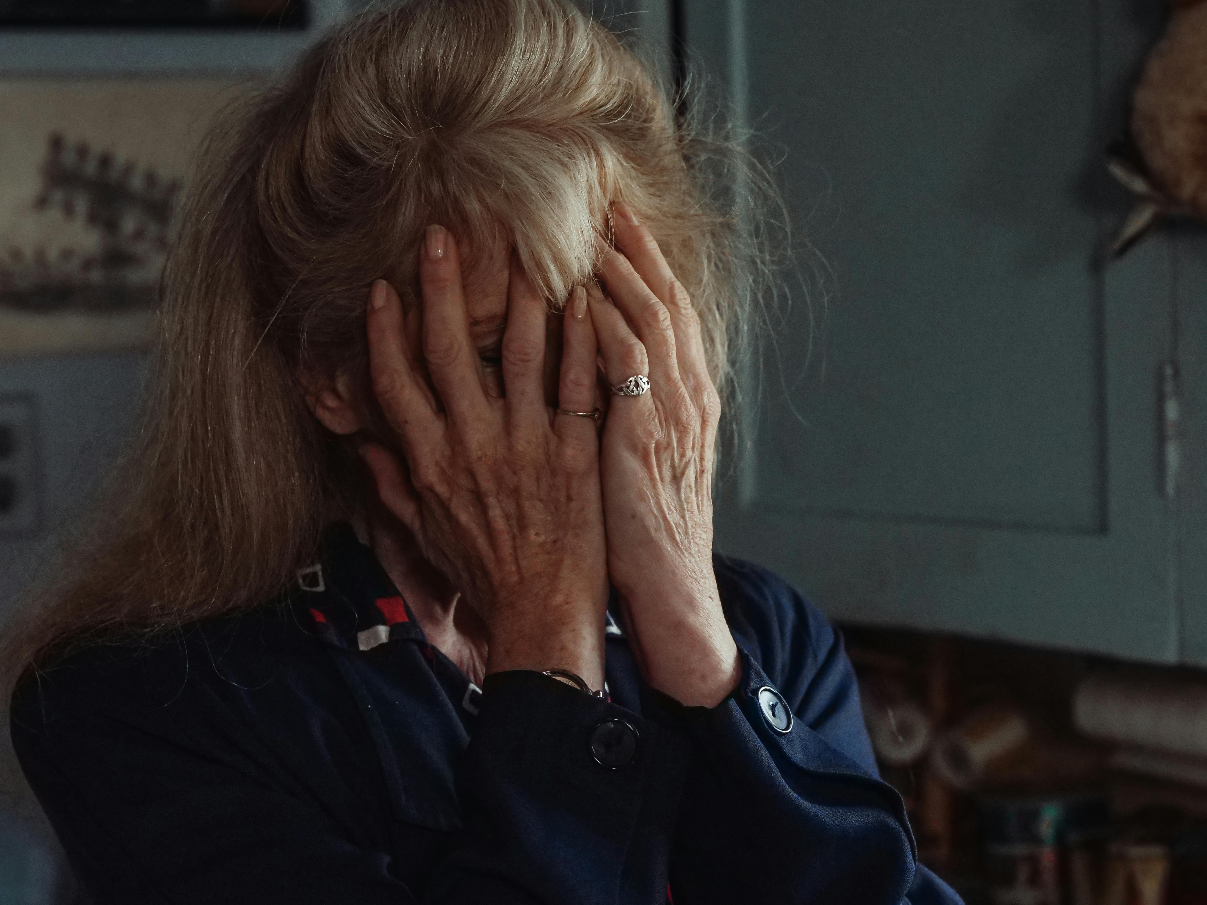 Une femme âgée se couvrant le visage avec ses paumes | Source : Pexels
