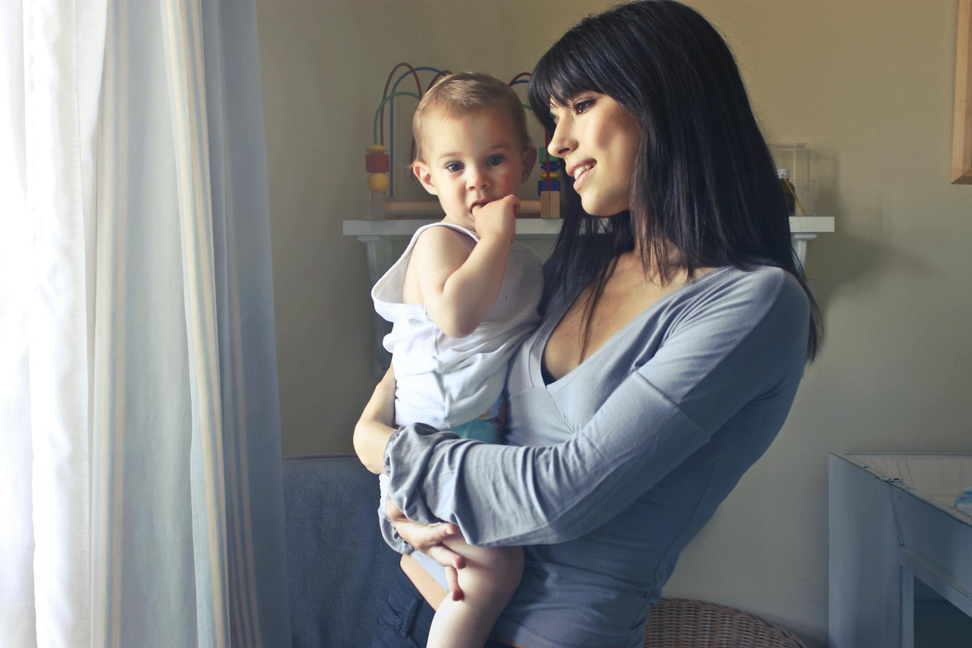 Une femme tenant un bébé | Source : Pexels