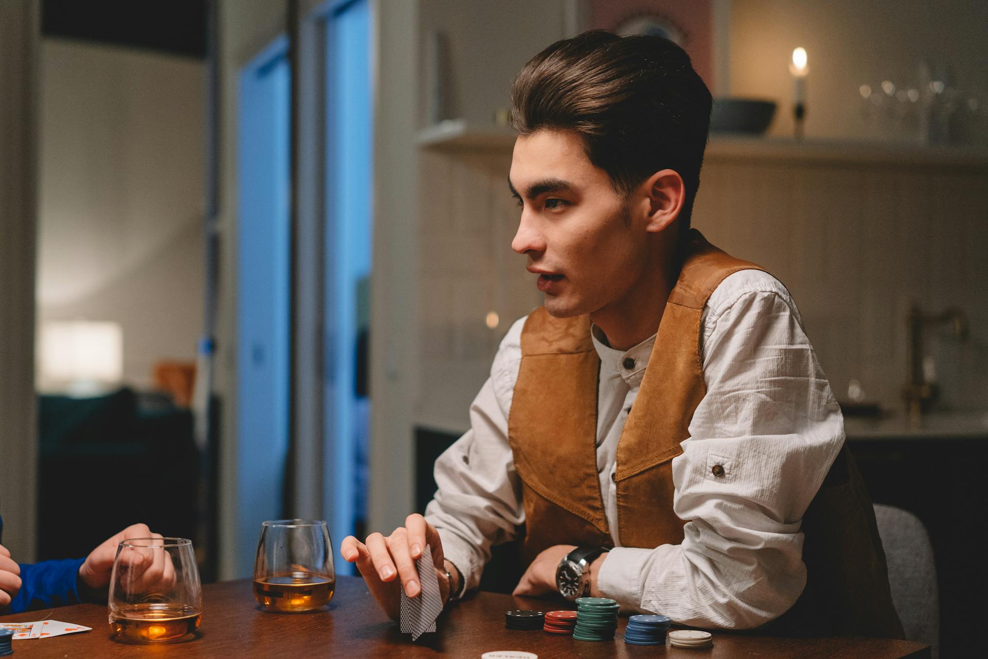 Un homme jouant au poker | Source : Pexels