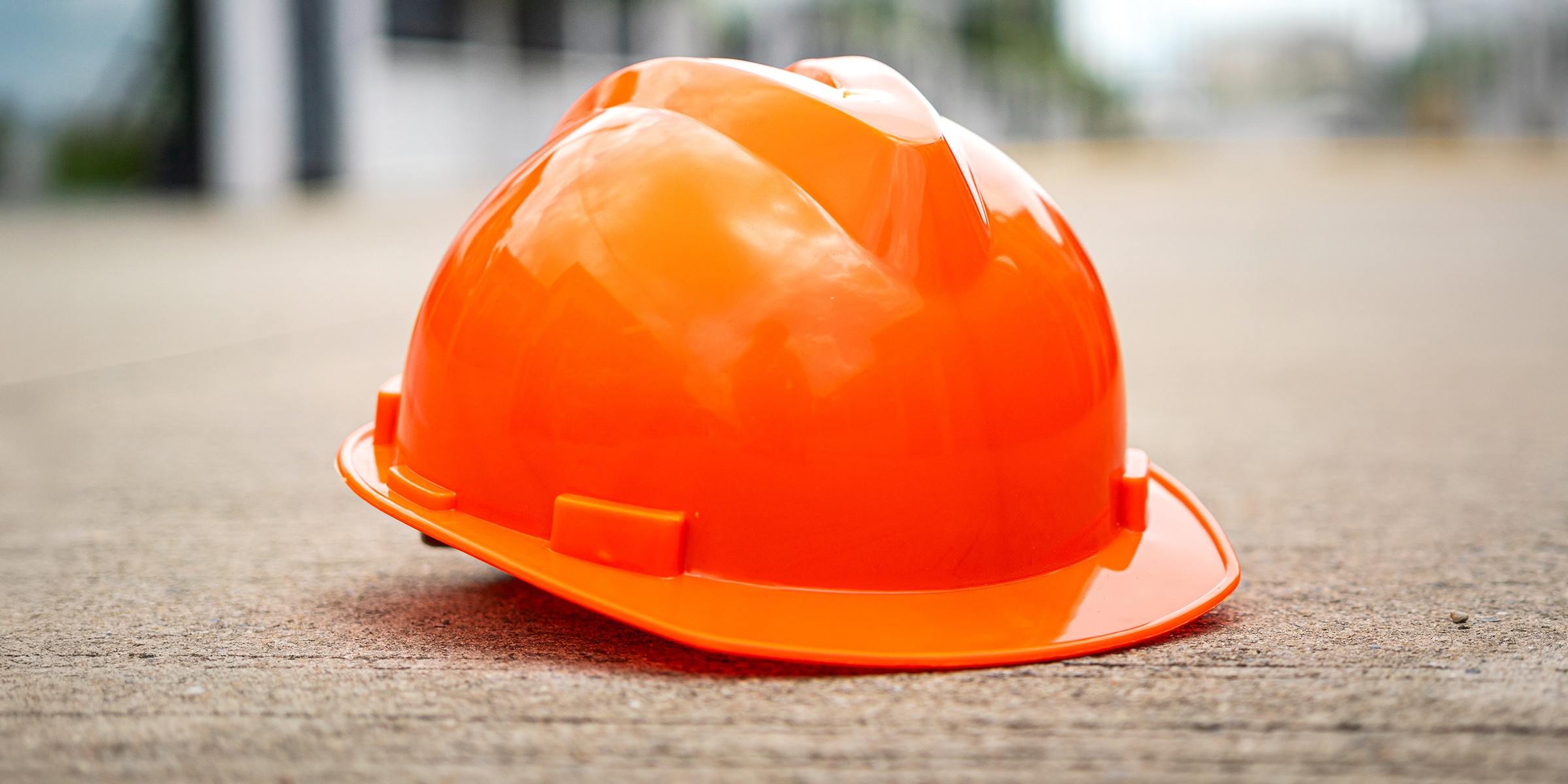 Un casque de chantier sur le sol | Source : Shutterstock
