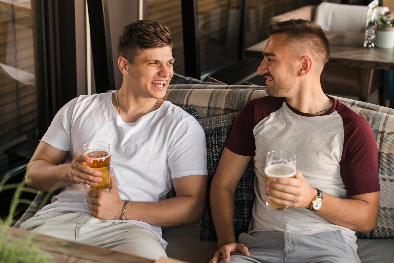 Des amis rient dans un café | Source : Freepik