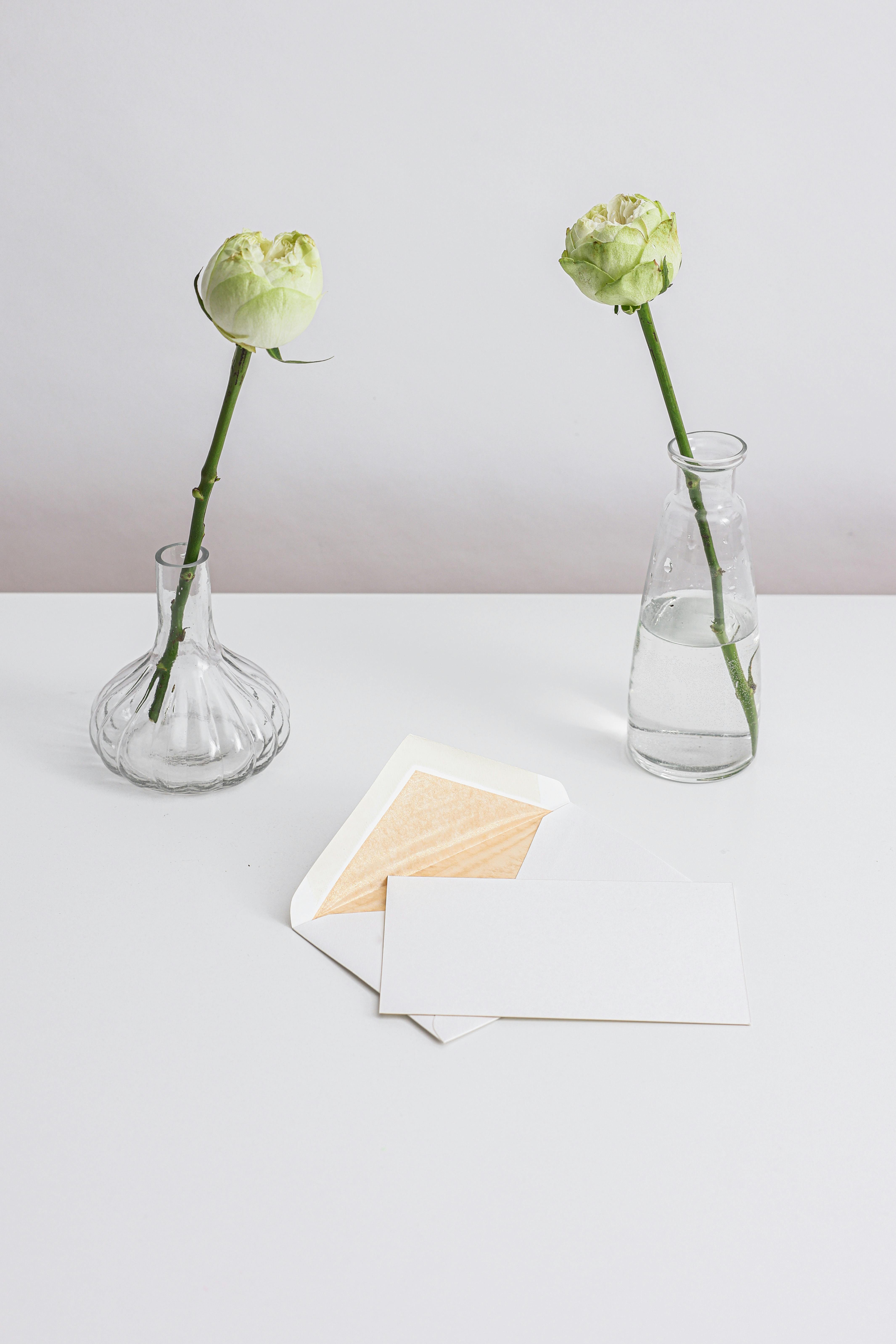 Une enveloppe sur une table | Source : Pexels
