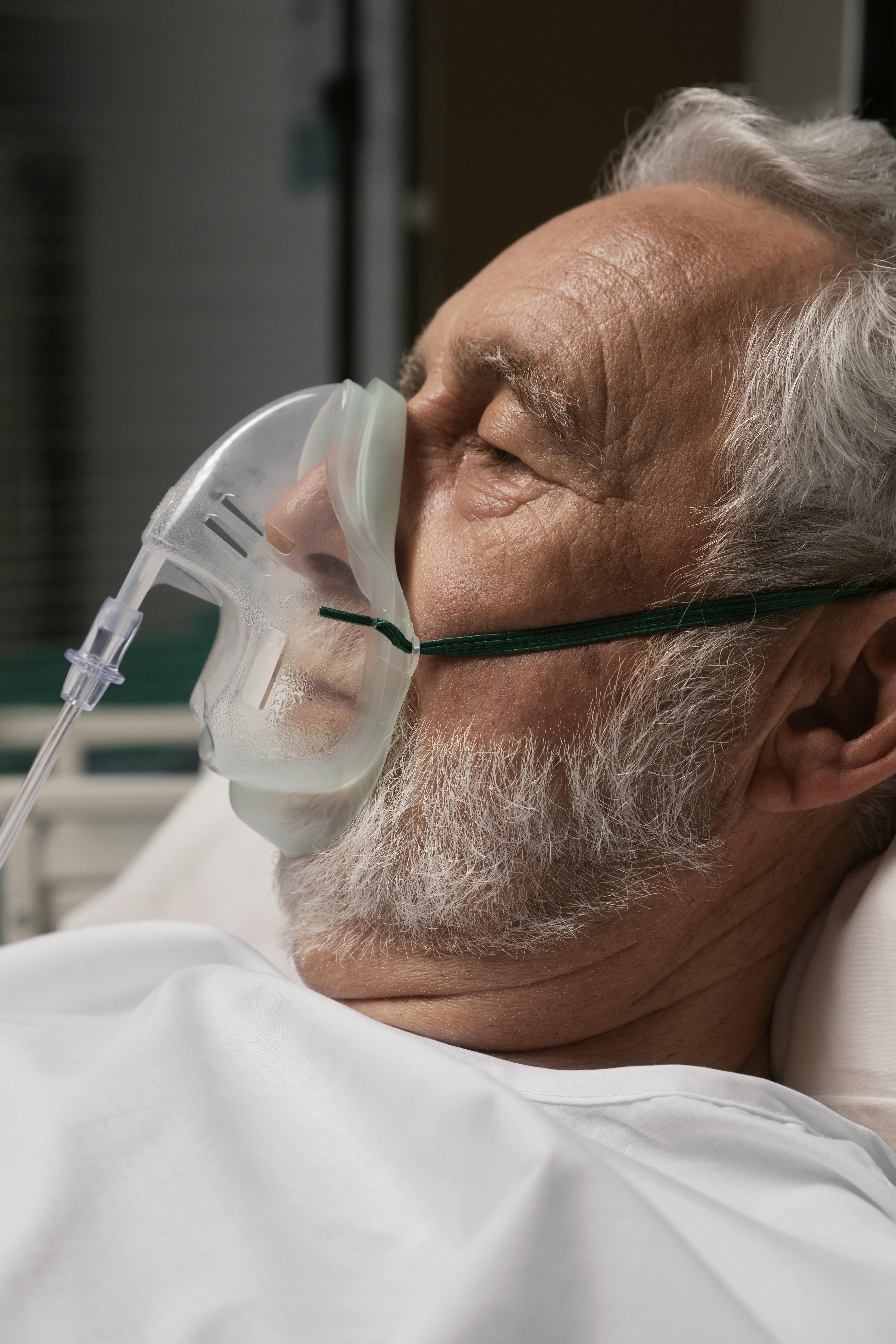 Un homme âgé à l'hôpital | Source : Freepik