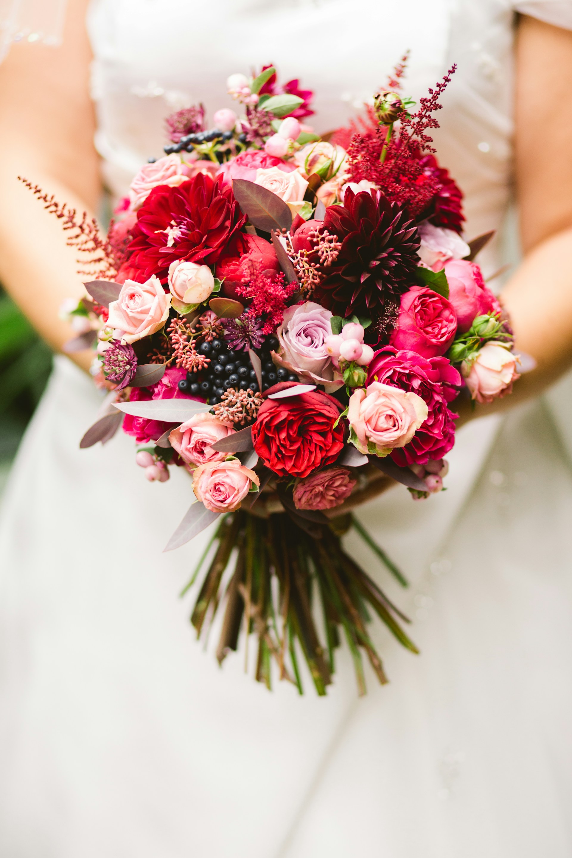 Une mariée tenant un bouquet de fleurs | Source : Unsplash