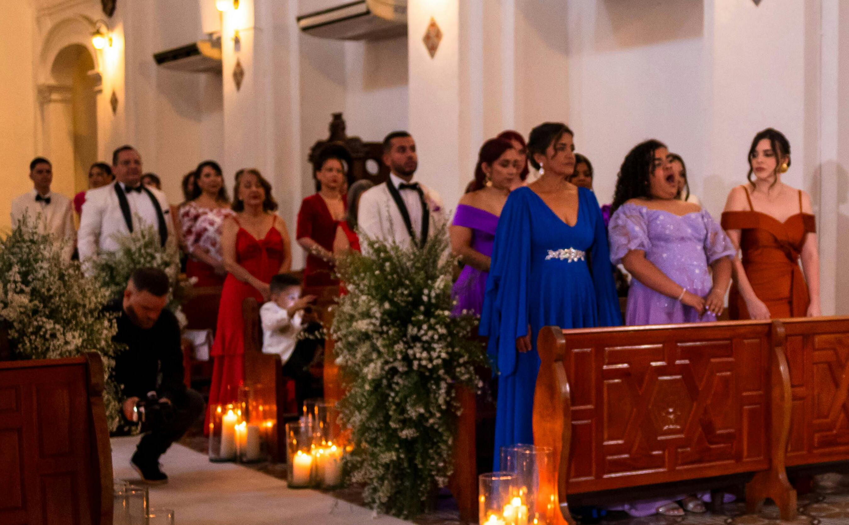 Invités de mariage debout près des bancs | Source : Pexels