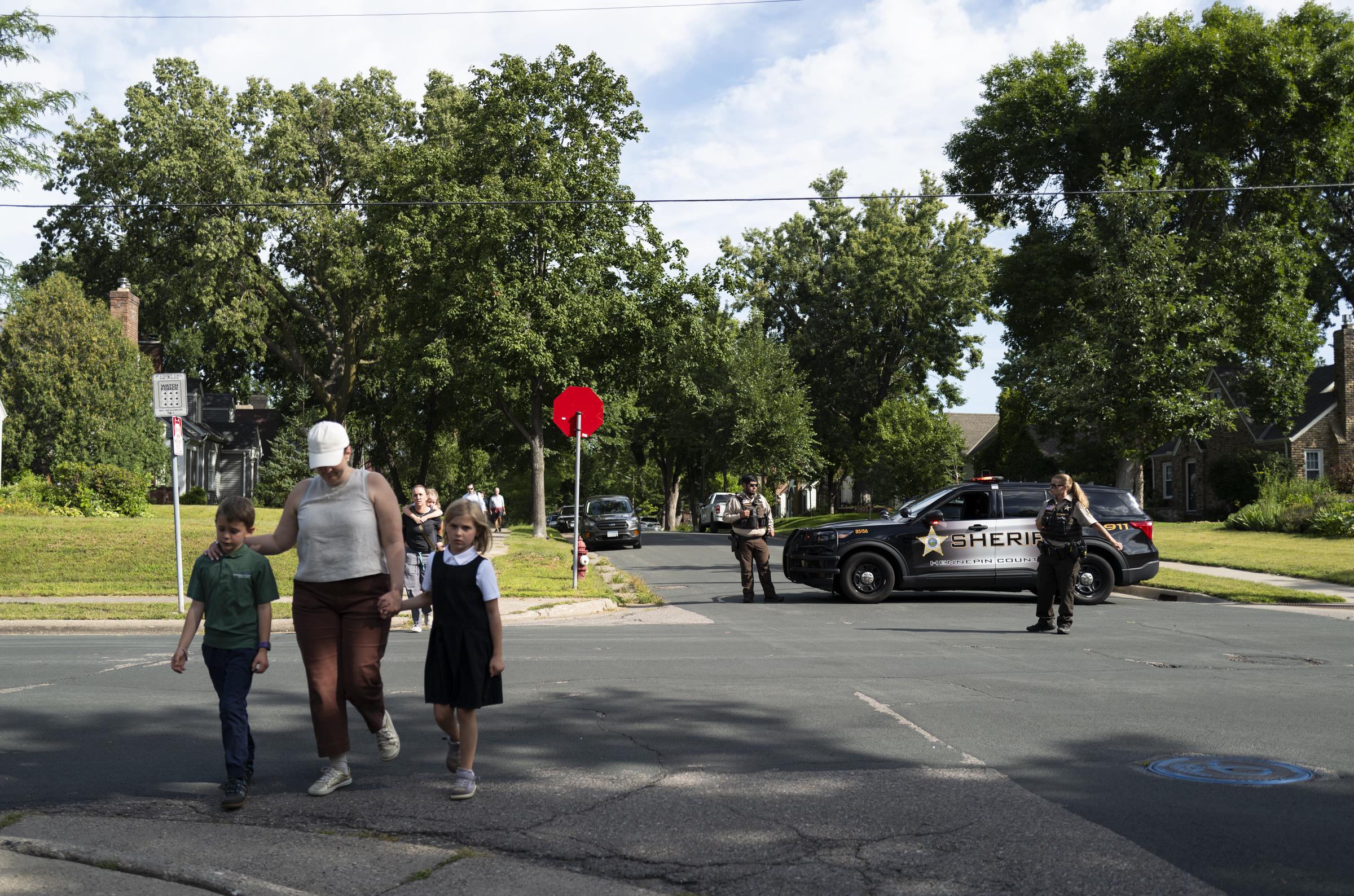 Des familles s'éloignent avec leurs enfants de l'église Annunciation après la fusillade lors d'une messe scolaire à Minneapolis le 27 août 2025 | Source : Getty Images