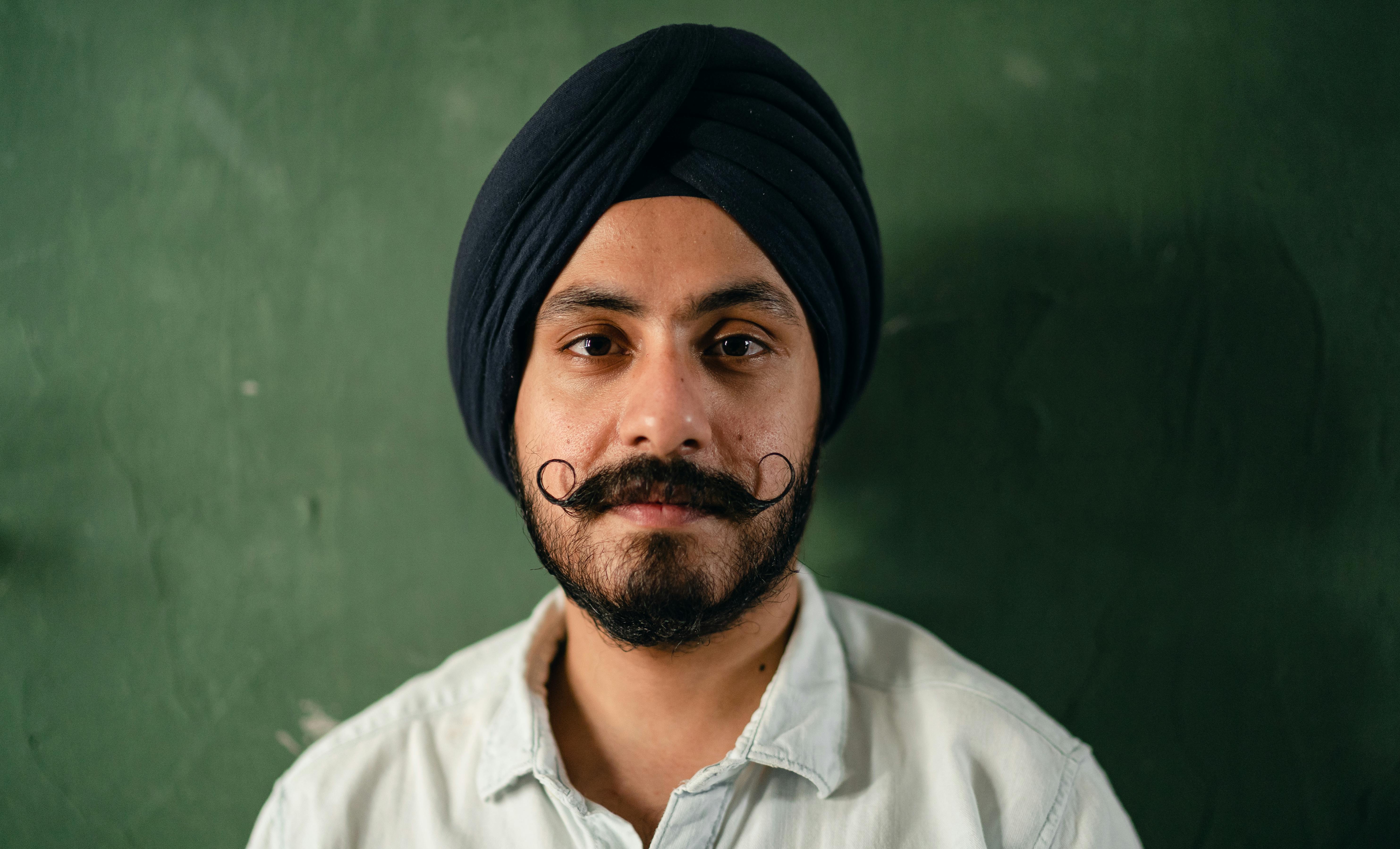 Un homme sérieux | Source : Pexels