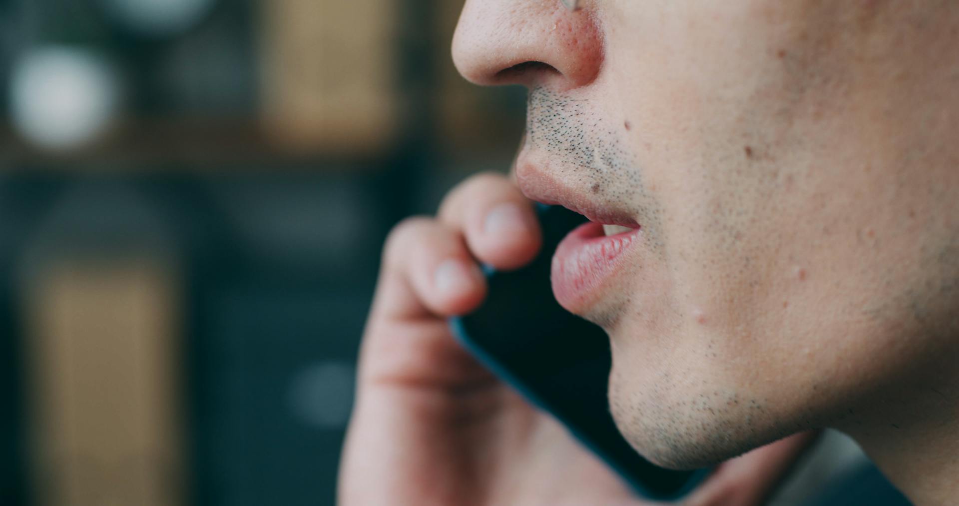 Gros plan d'un homme parlant au téléphone | Source : Pexels