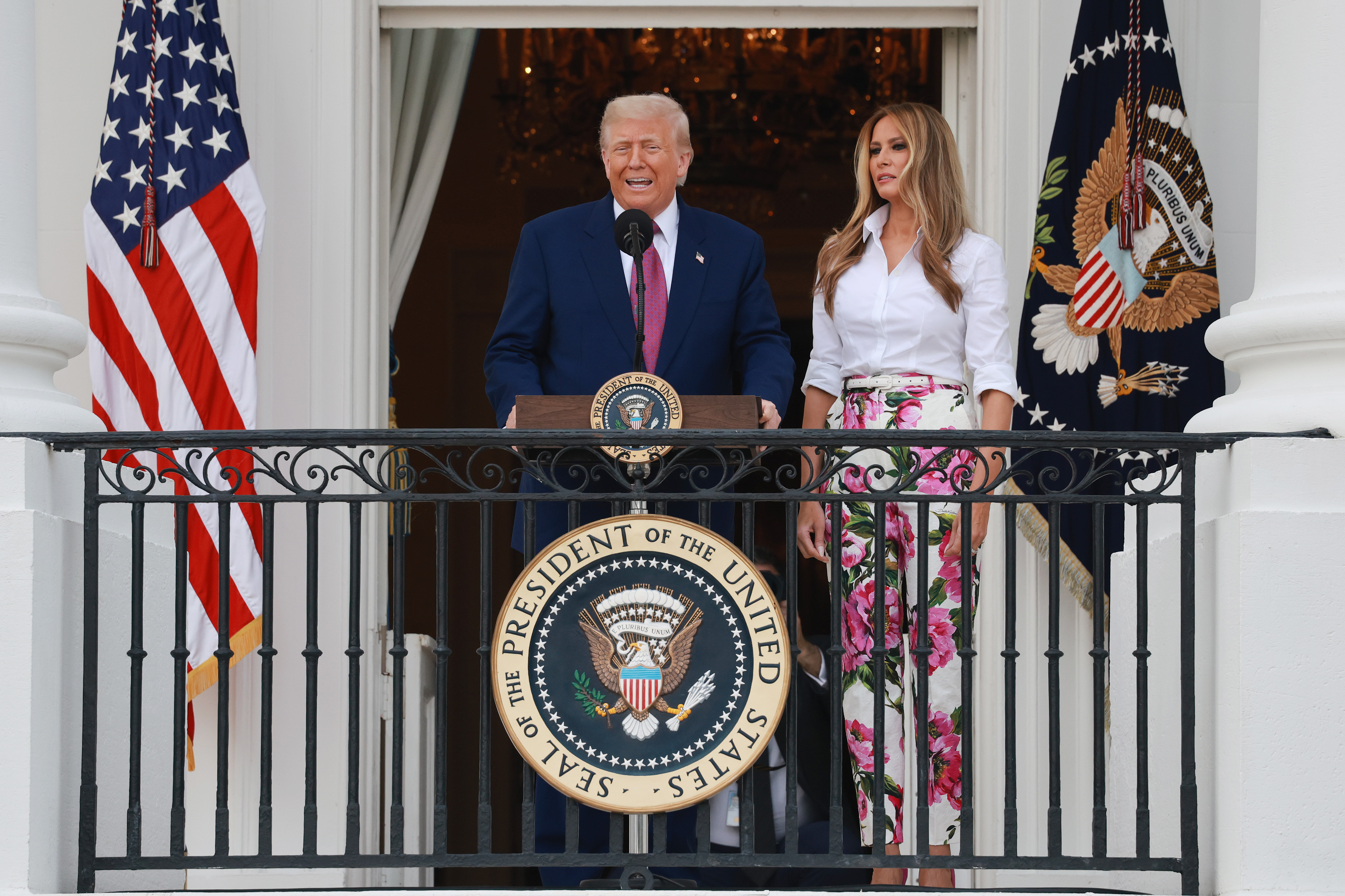 Donald Trump qui s'adresse aux membres du Congrès aux côtés de Melania Trump, lors du pique-nique du Congrès sur la pelouse sud de la Maison Blanche, le 12 juin 2025 à Washington, DC | Source : Getty Images