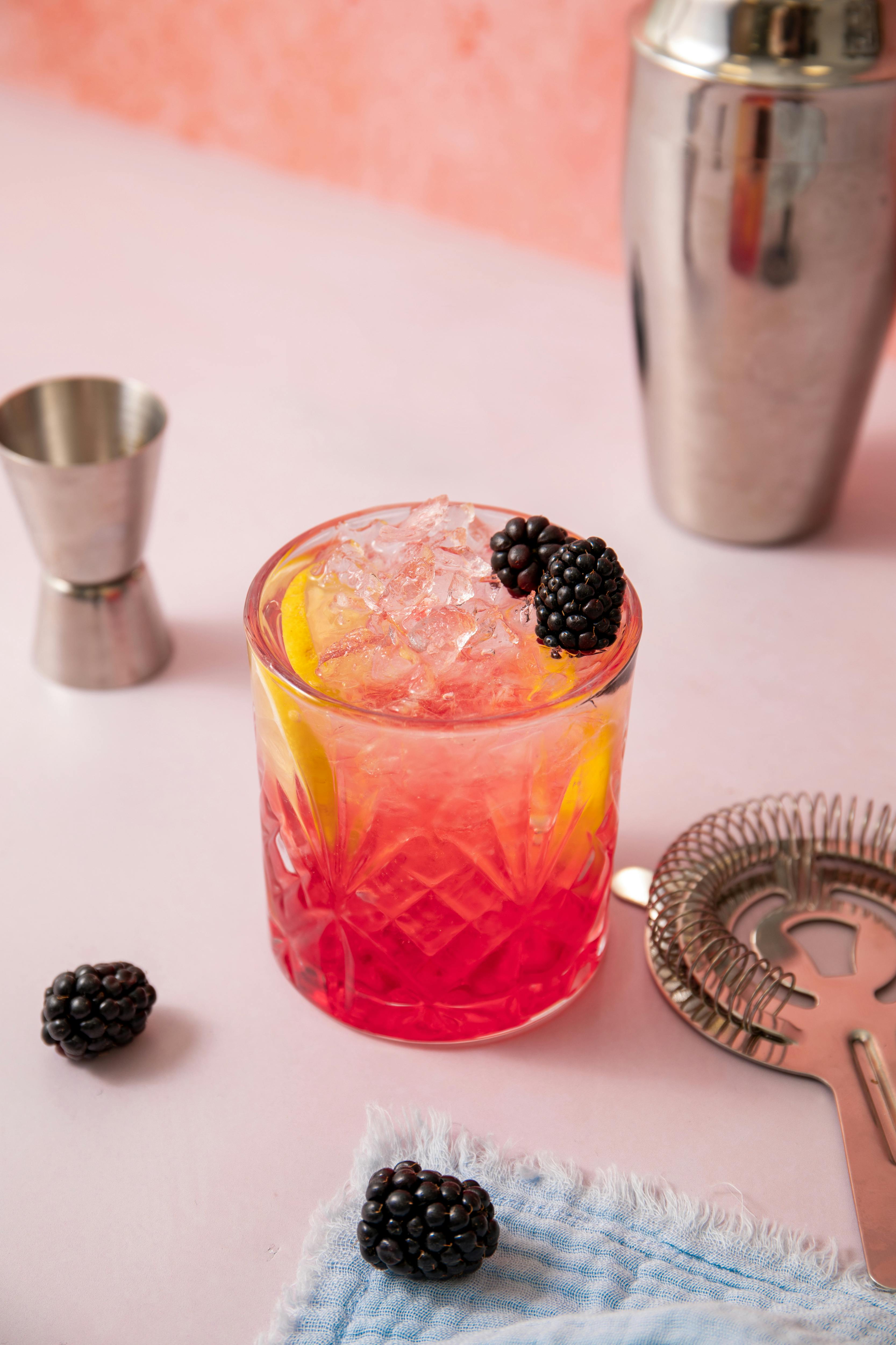 Un cocktail de mûres sur une table | Source : Pexels