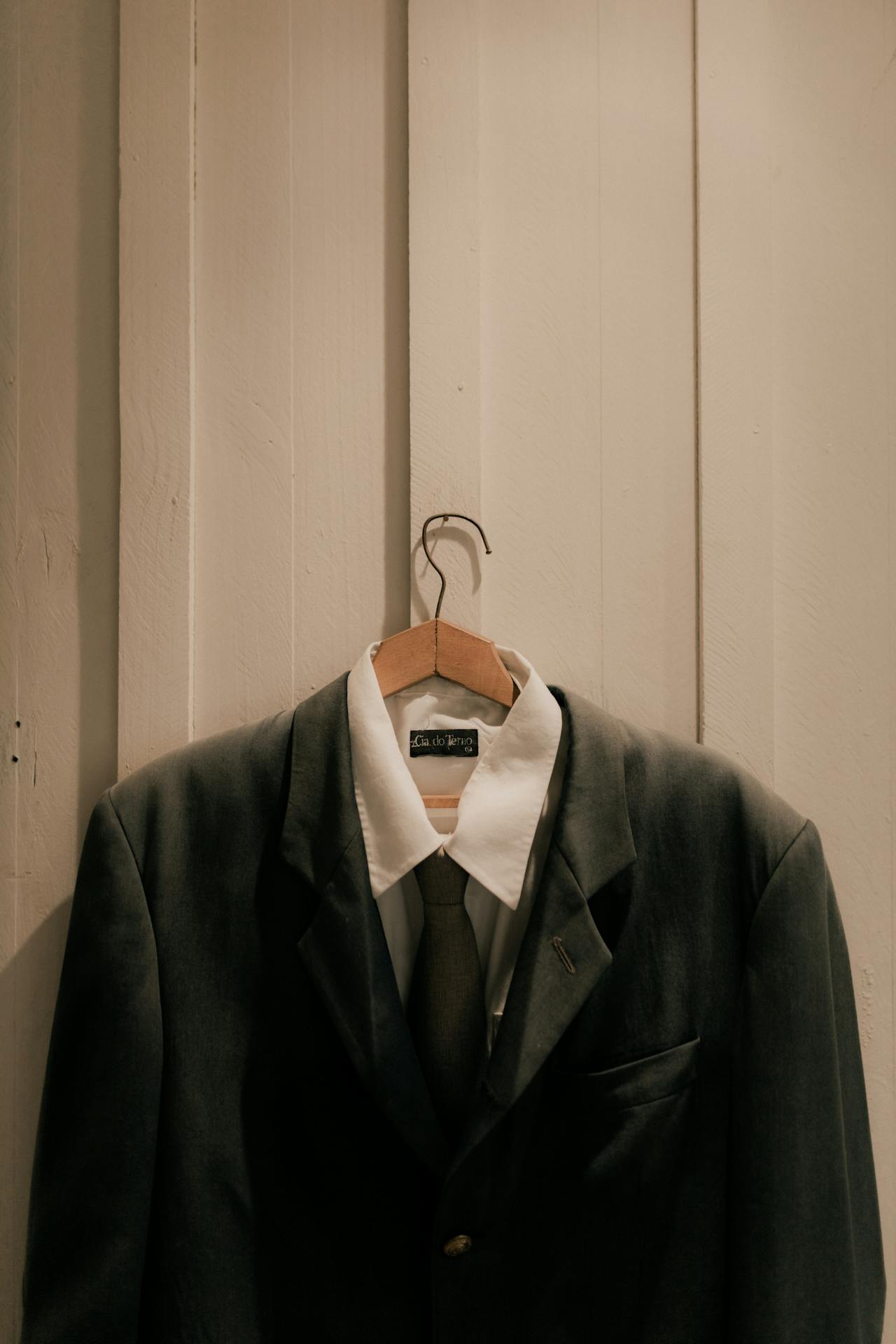 Un costume sur un cintre | Source : Pexels