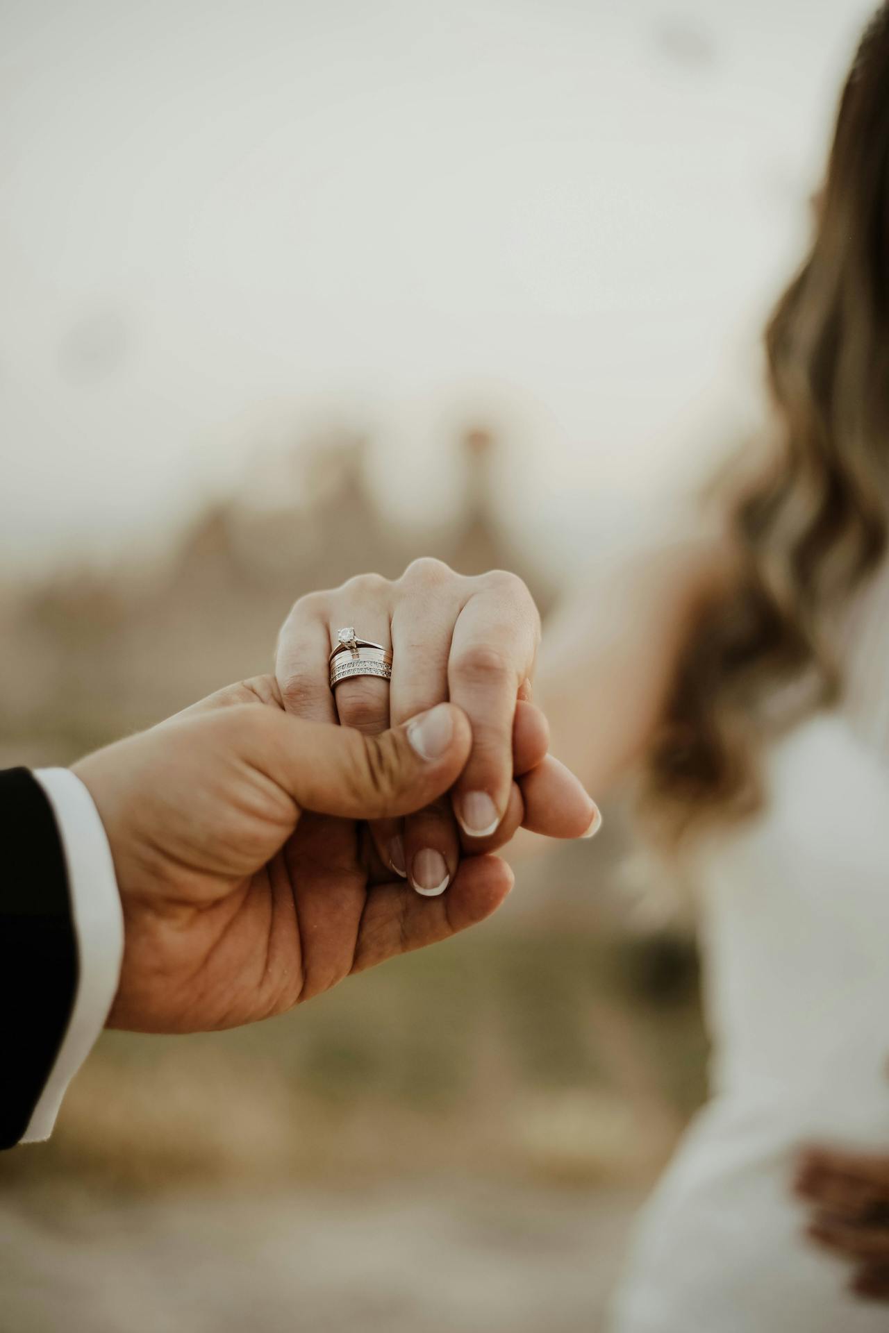 Un couple de jeunes mariés se tenant par la main | Source : Pexels